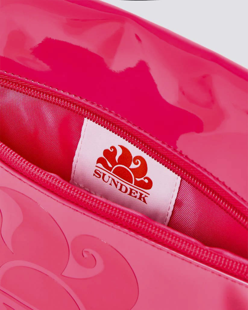 Pochette fucsia Sundek in materiale impermeabile lucido con patch logo in gomma e laccetto