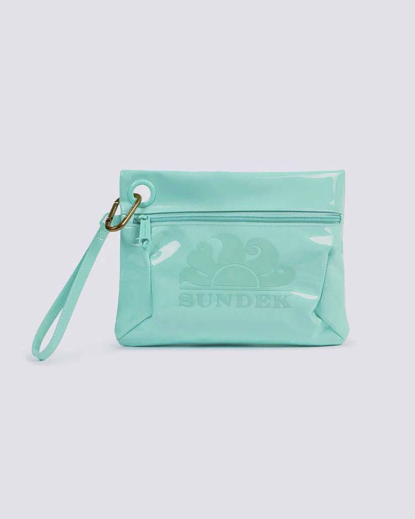 Pochette color acqua in materiale impermeabile lucido con patch logo in gomma e laccetto