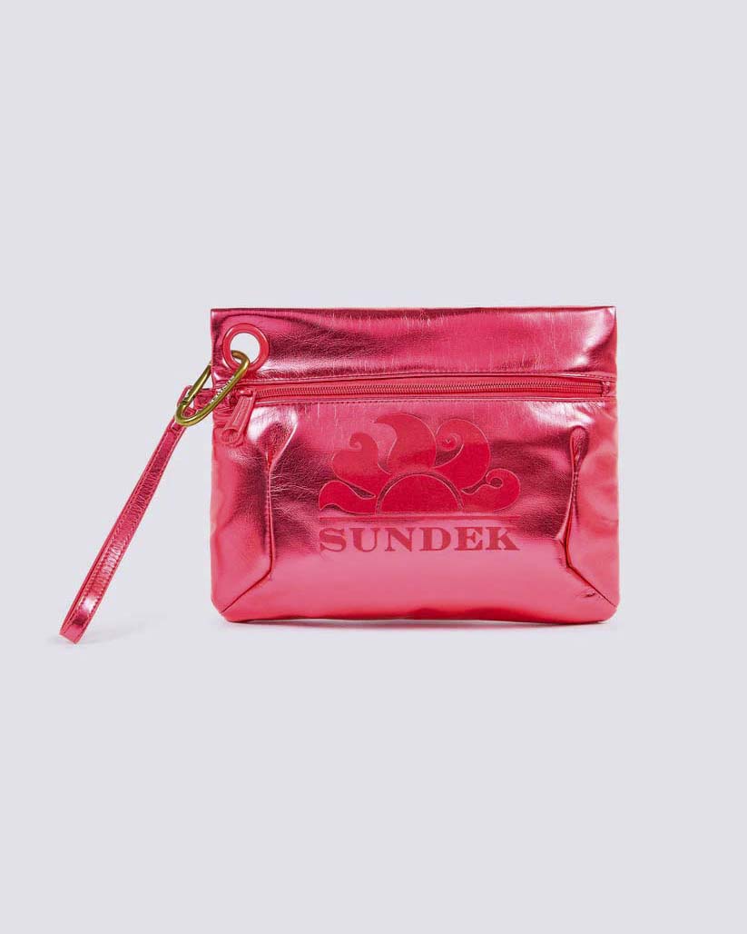 Pochette fucsia effetto metallizzato con patch logo in gomma e laccetto