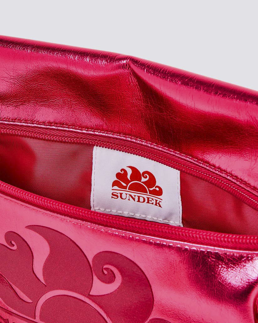 Pochette fucsia effetto metallizzato Sundek con patch logo in gomma e laccetto image
