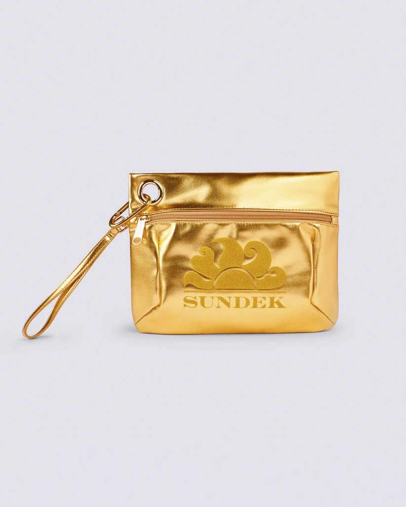 Pochette Sundek color oro effetto metallizzato Sundek con patch logo in gomma e laccetto