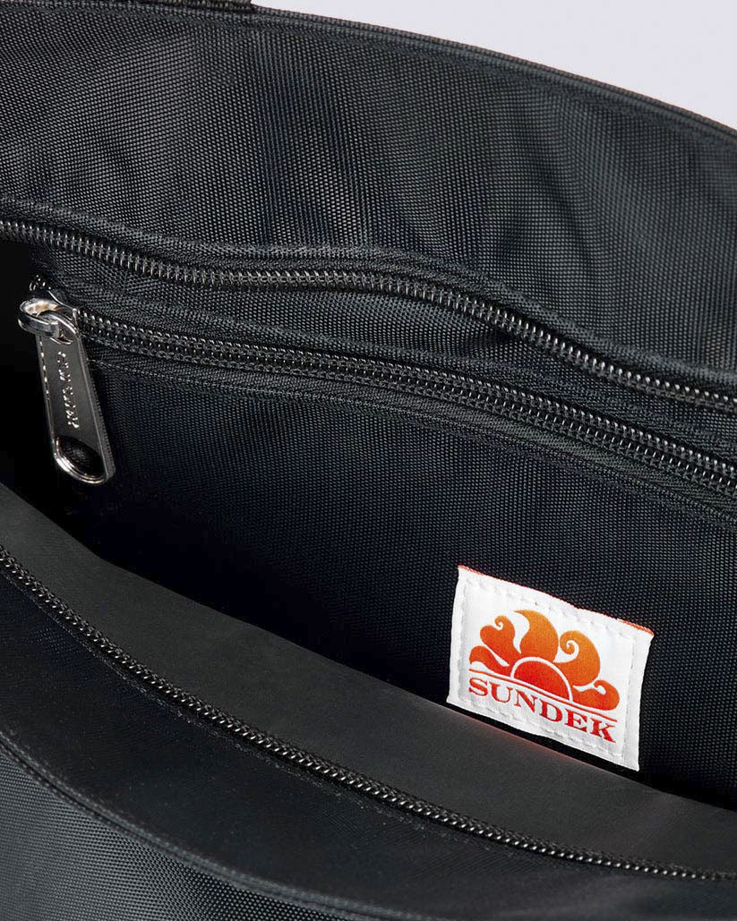 Tote bag piccola nera Sundek in tessuto tecnico impermeabile con patch logo e manici neri image