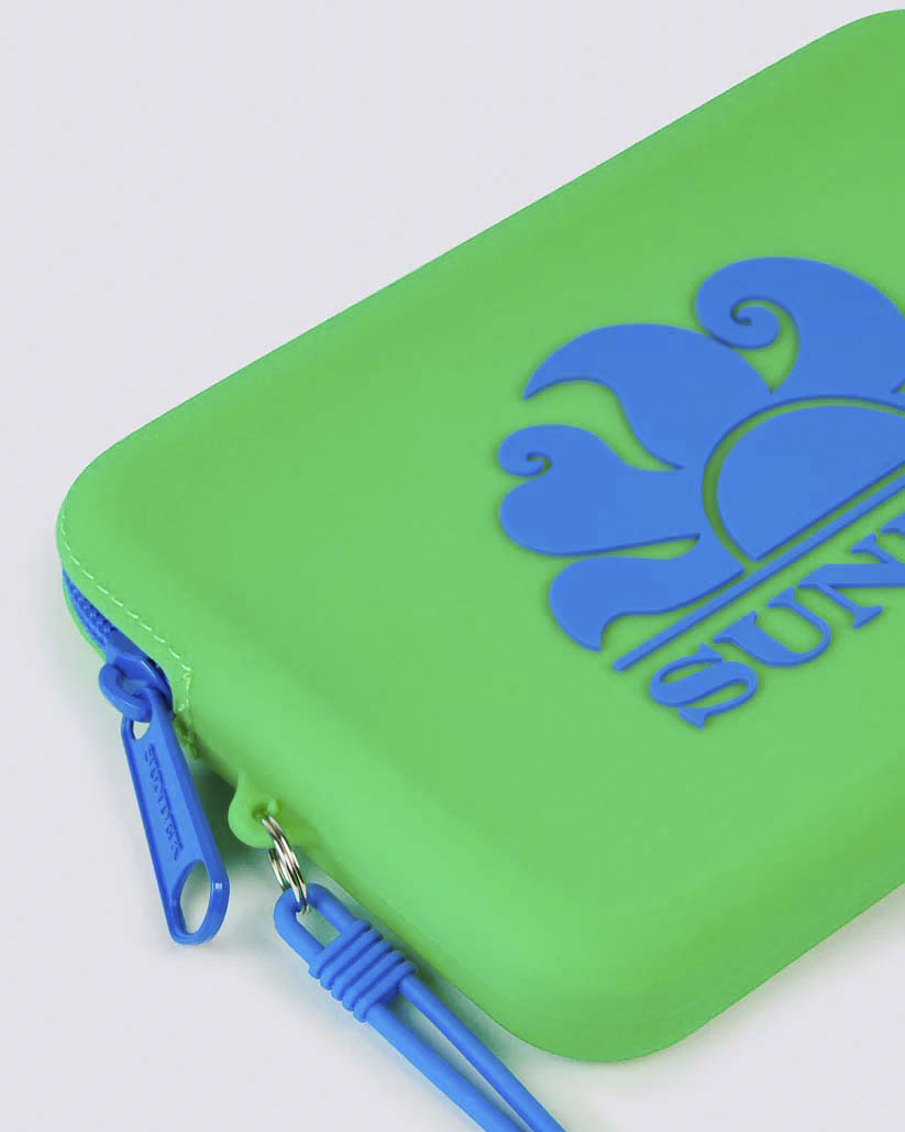Wristlet pochette verde Sundek in materiale gommato con logo turchese a rilievo image