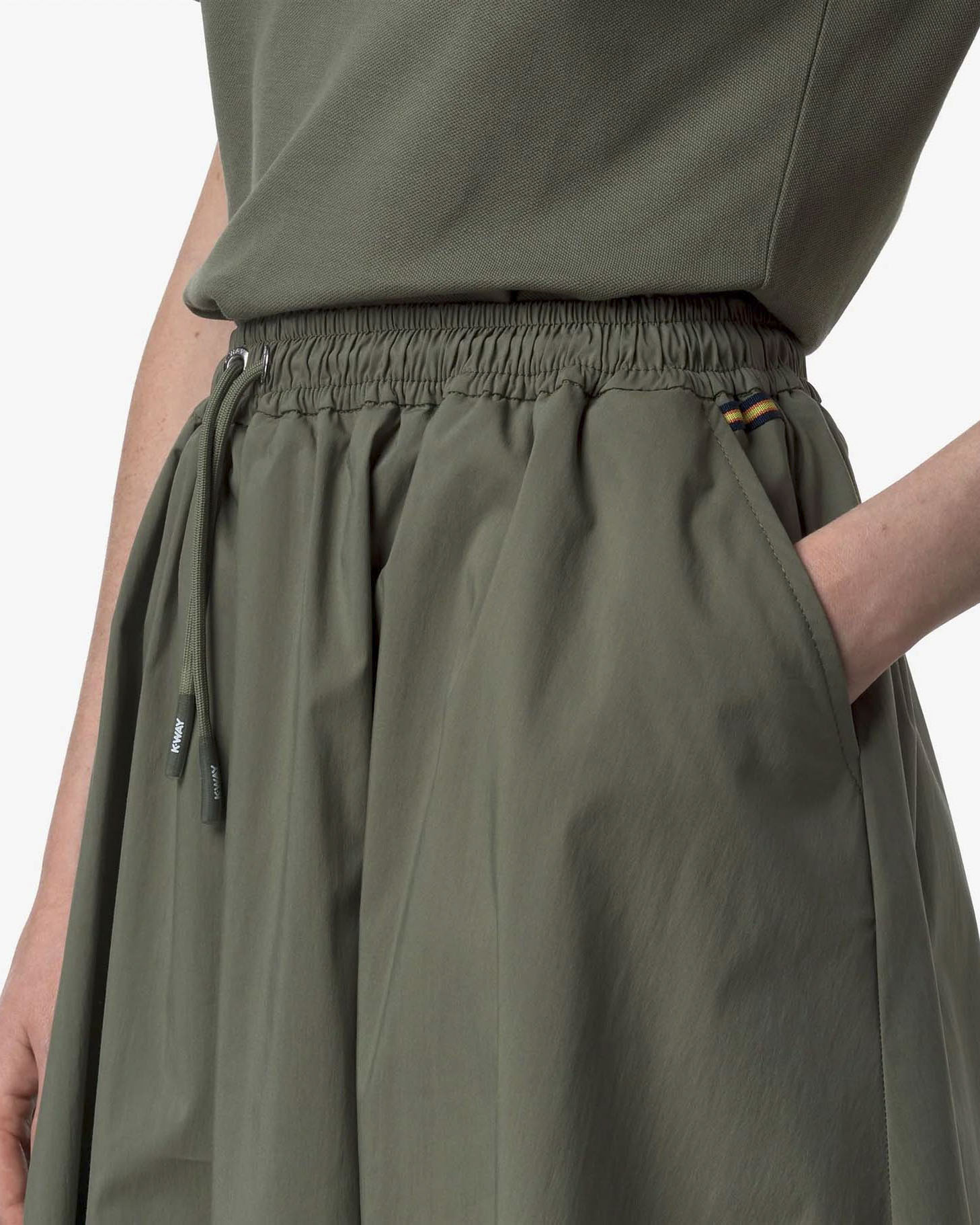 Gonna midi verde militare K-Way in popeline di cotone stretch con elastico e coulisse inserita in vita image