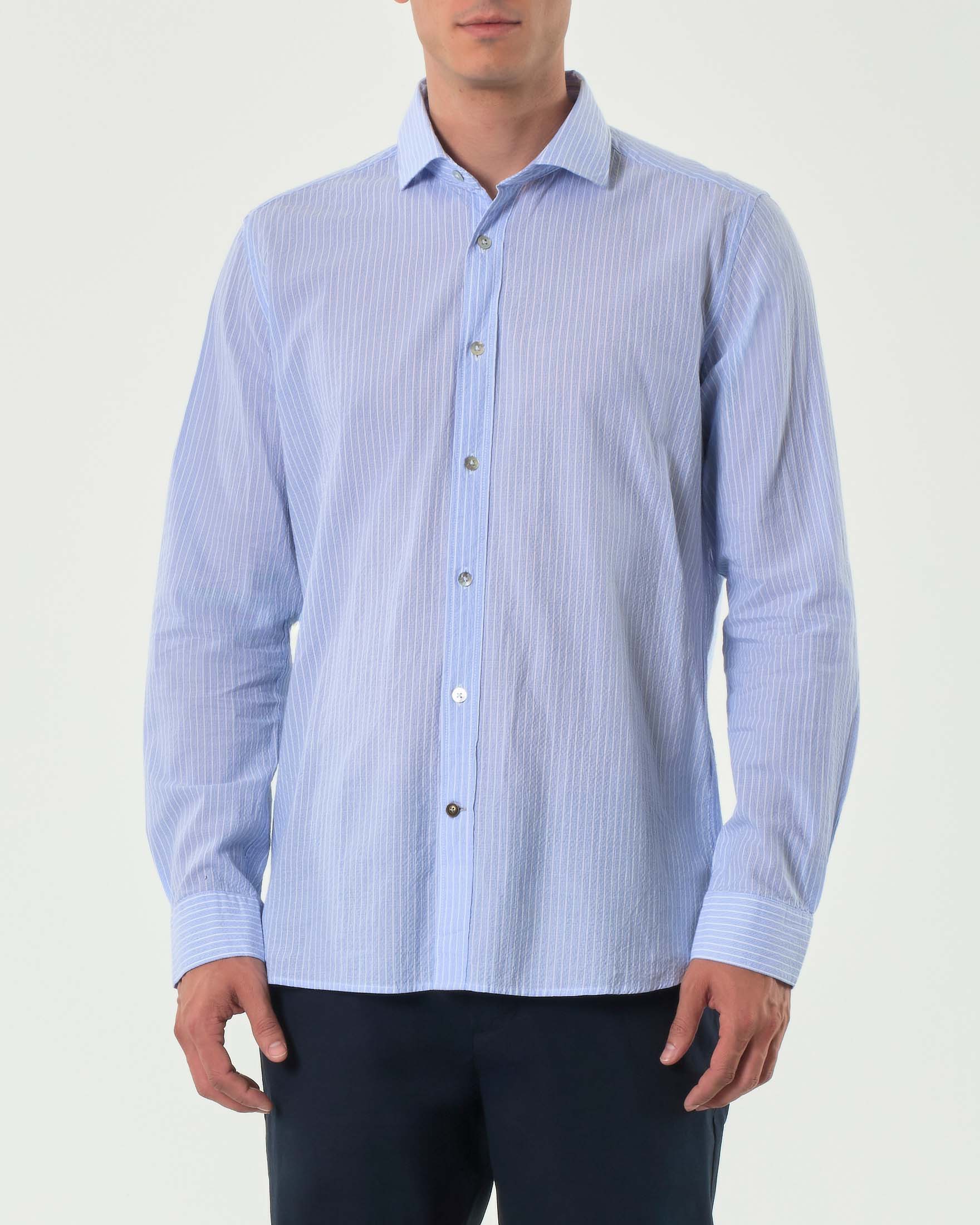 Camicia bastoncino azzurro e bianco in seersucker di cotone stretch con colletto alla francese