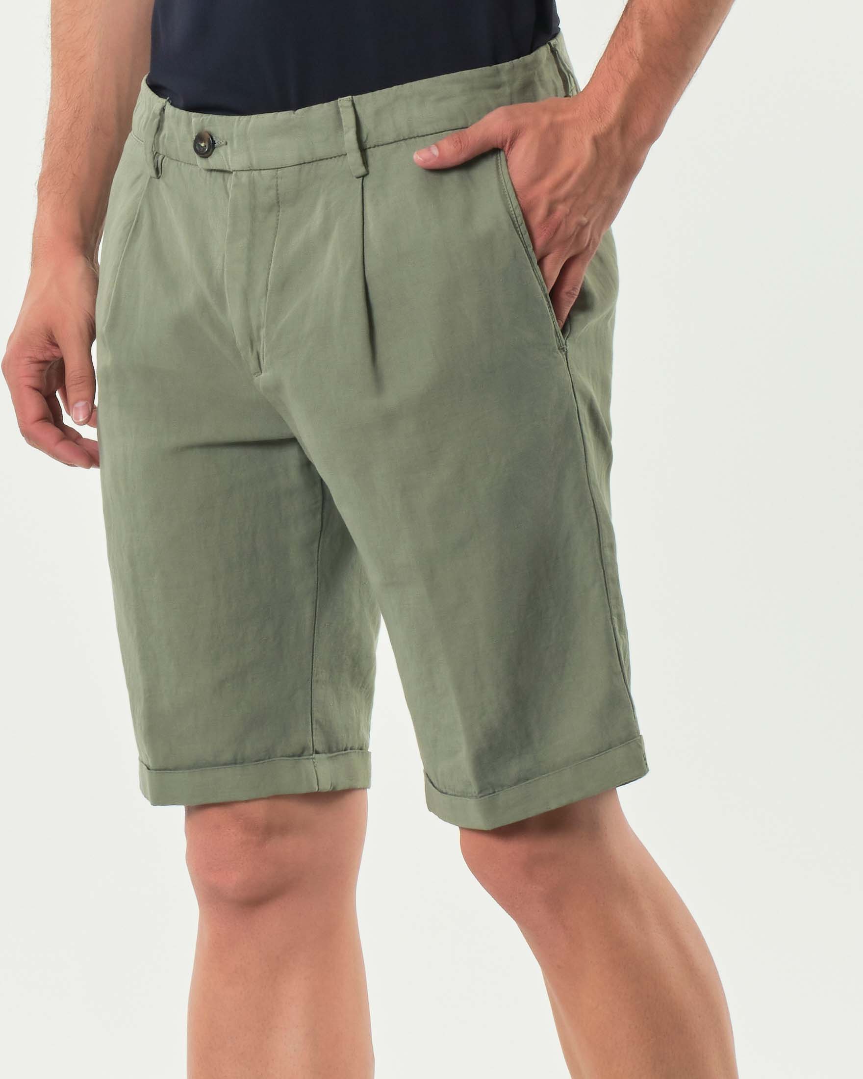 Bermuda chino Ashki.i salvia in misto cotone e lino con una pinces