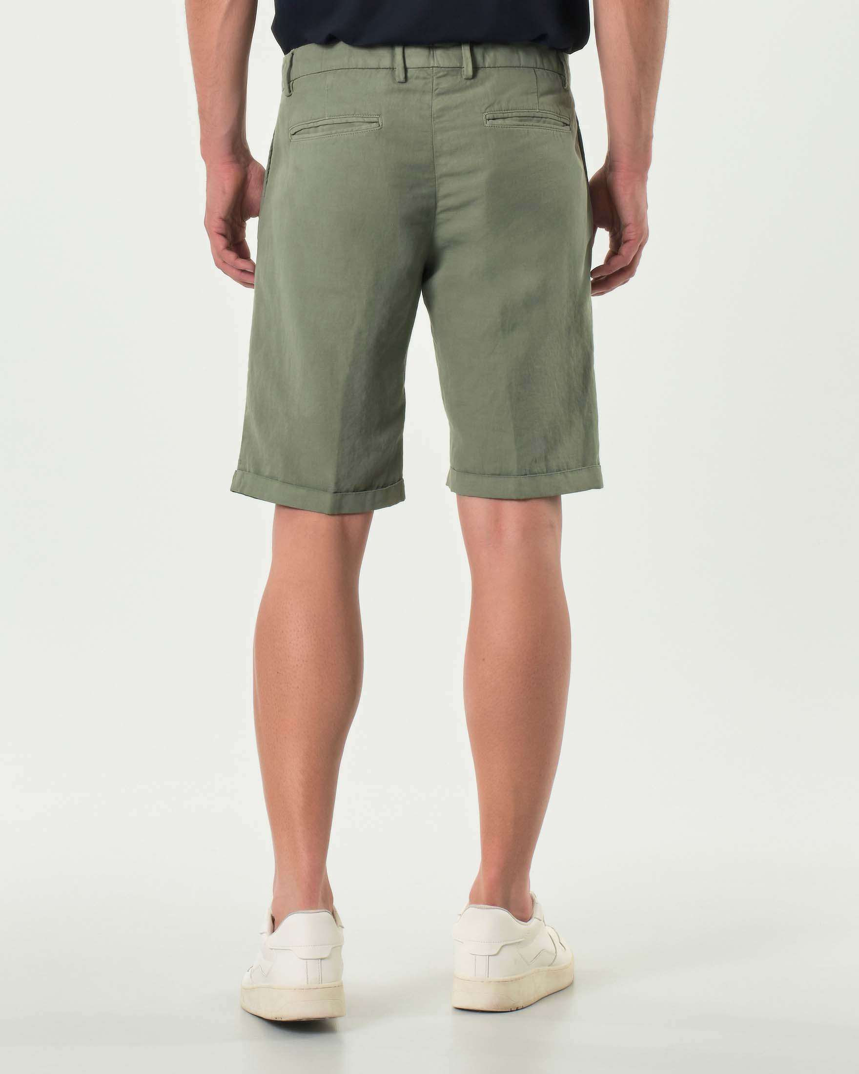 Bermuda chino Ashki.i salvia in misto cotone e lino con una pinces