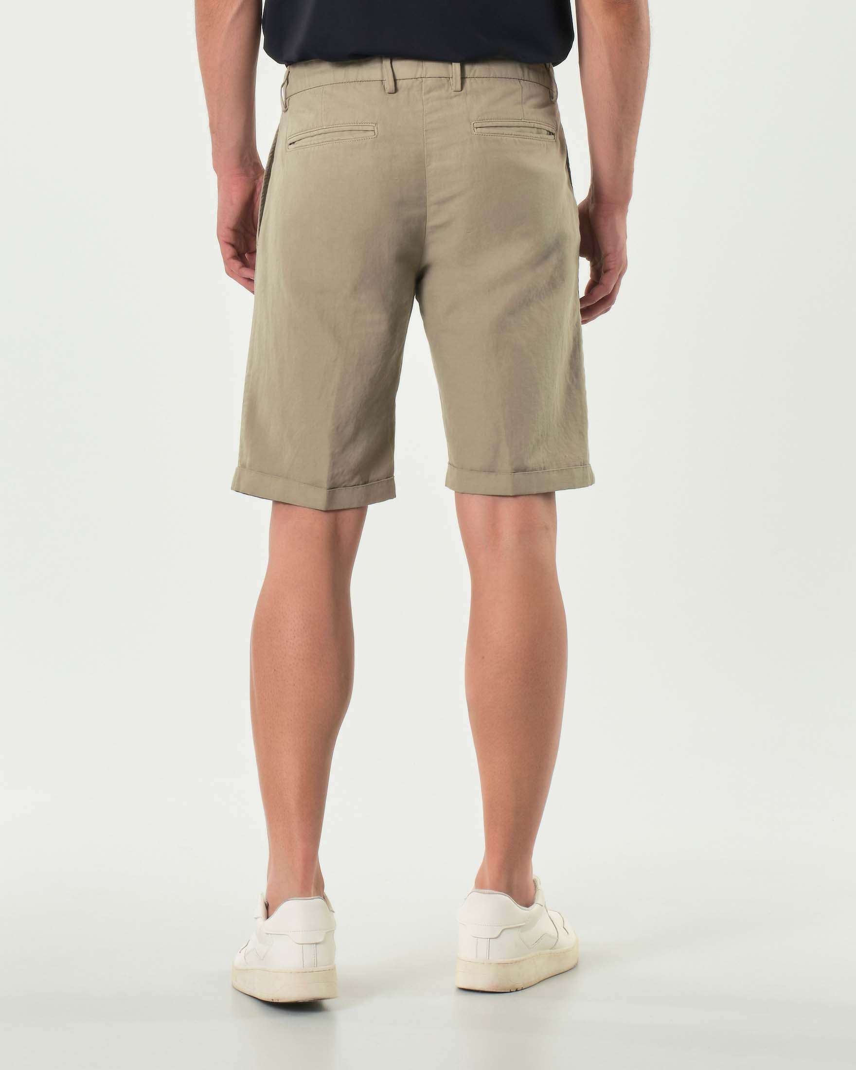 Bermuda chino Ashki.i sabbia in misto cotone e lino con una pinces