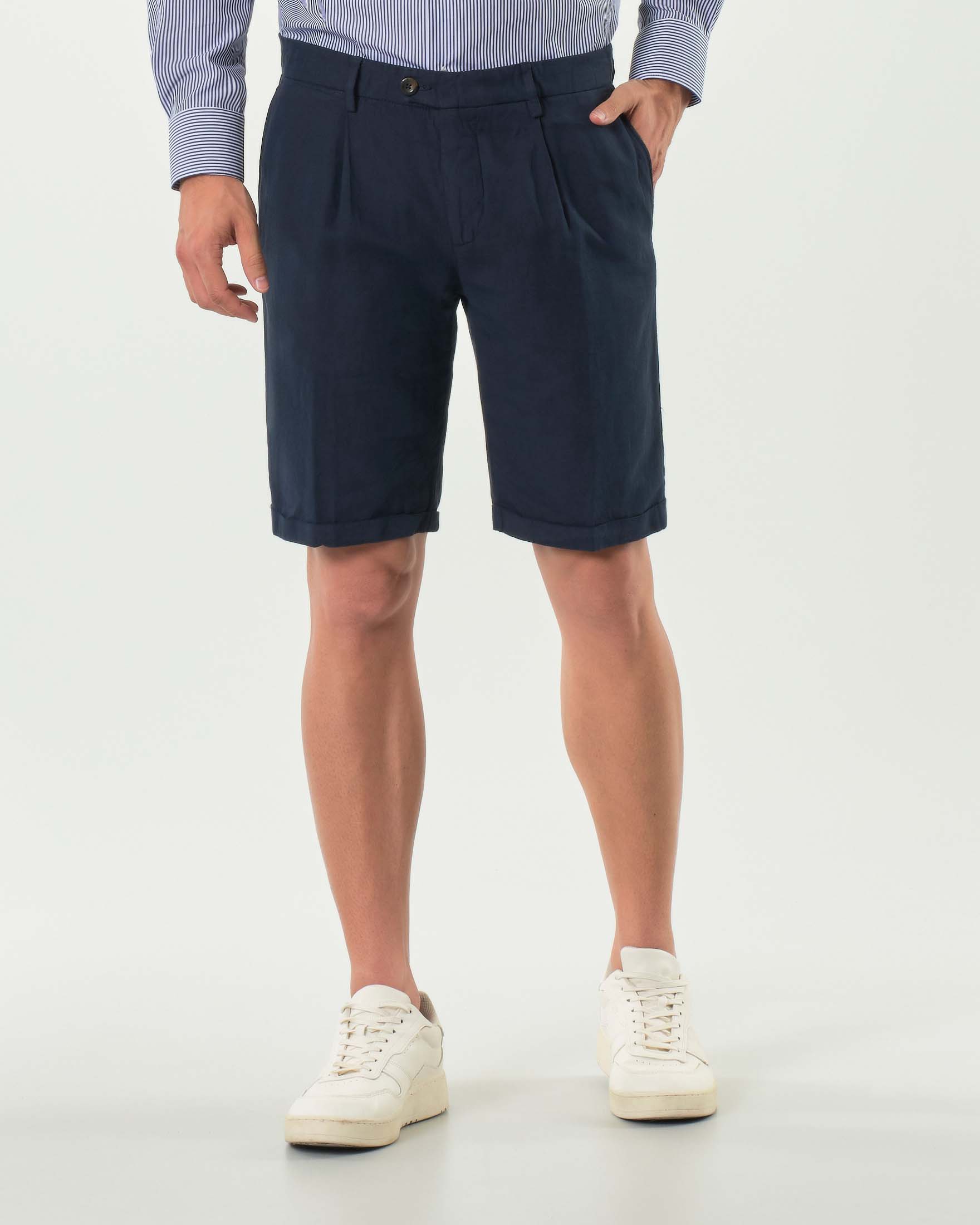 Bermuda chino Ashki.i blu in misto cotone e lino con una pinces