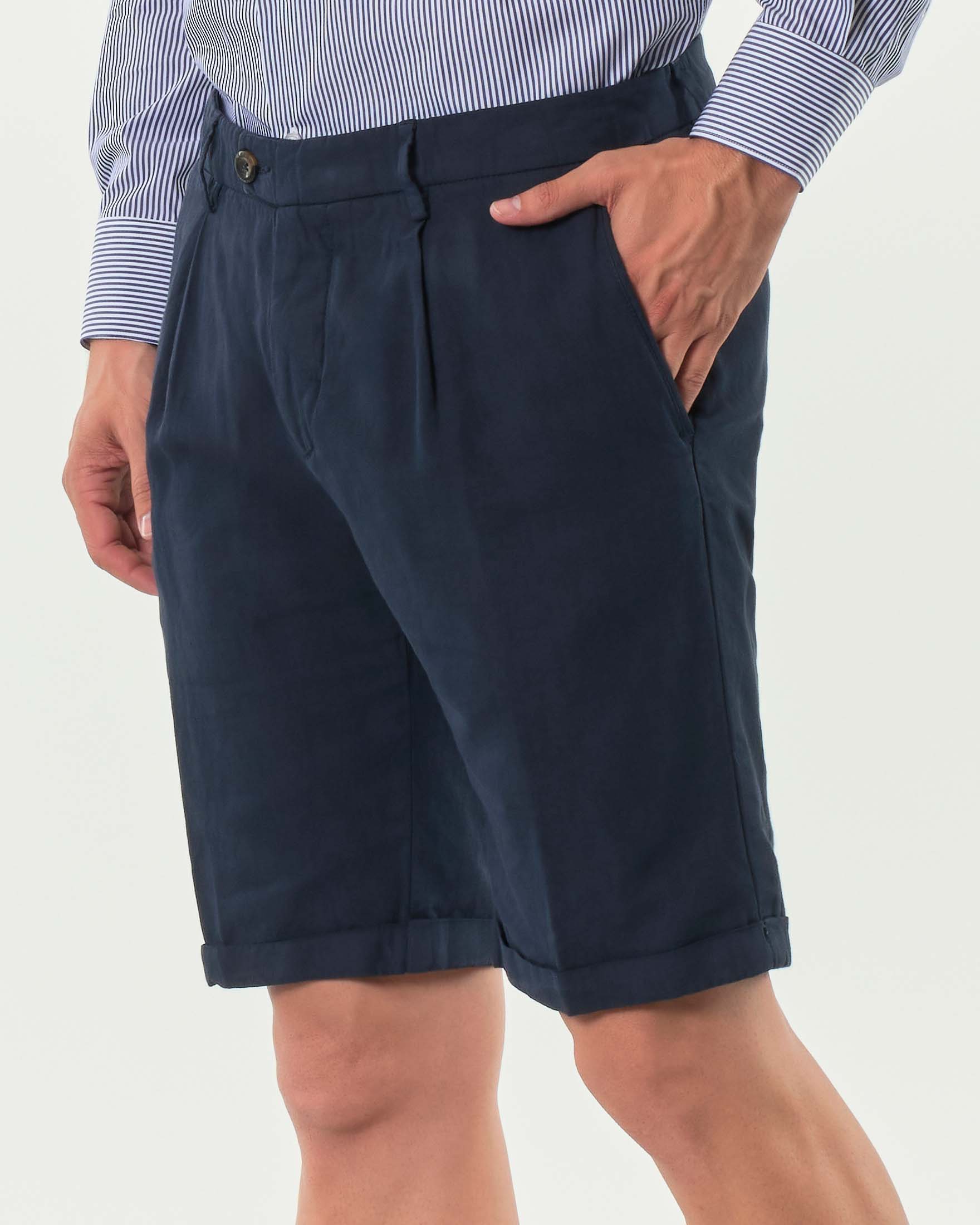 Bermuda chino Ashki.i blu in misto cotone e lino con una pinces