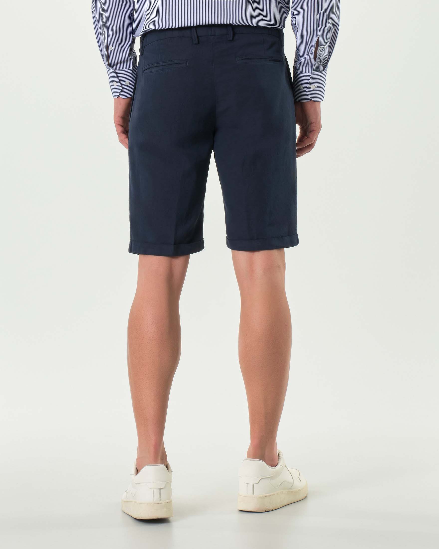 Bermuda chino Ashki.i blu in misto cotone e lino con una pinces