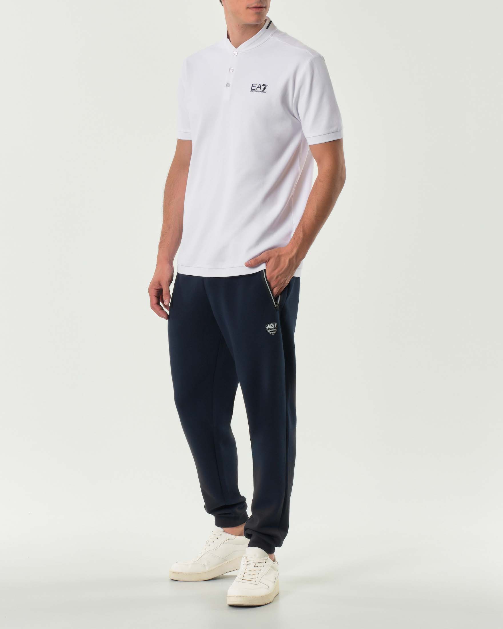 Pantalone blu in felpa con logo scudetto sulla gamba sinistra