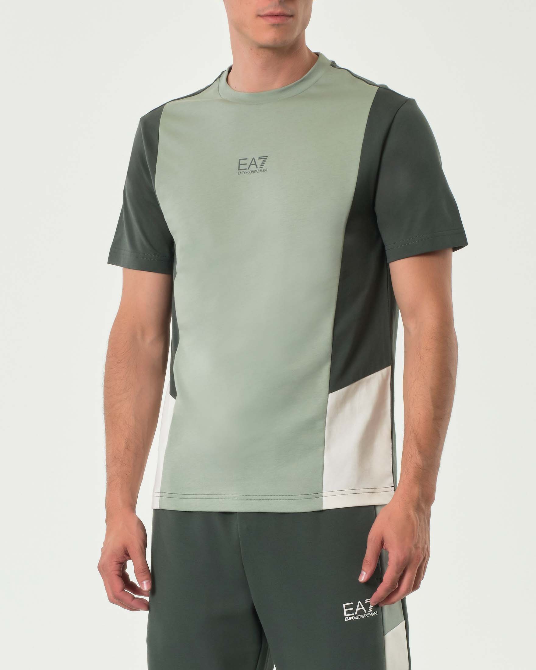 T-shirt color block salvia militare e panna in puro cotone con logo piccolo sul petto