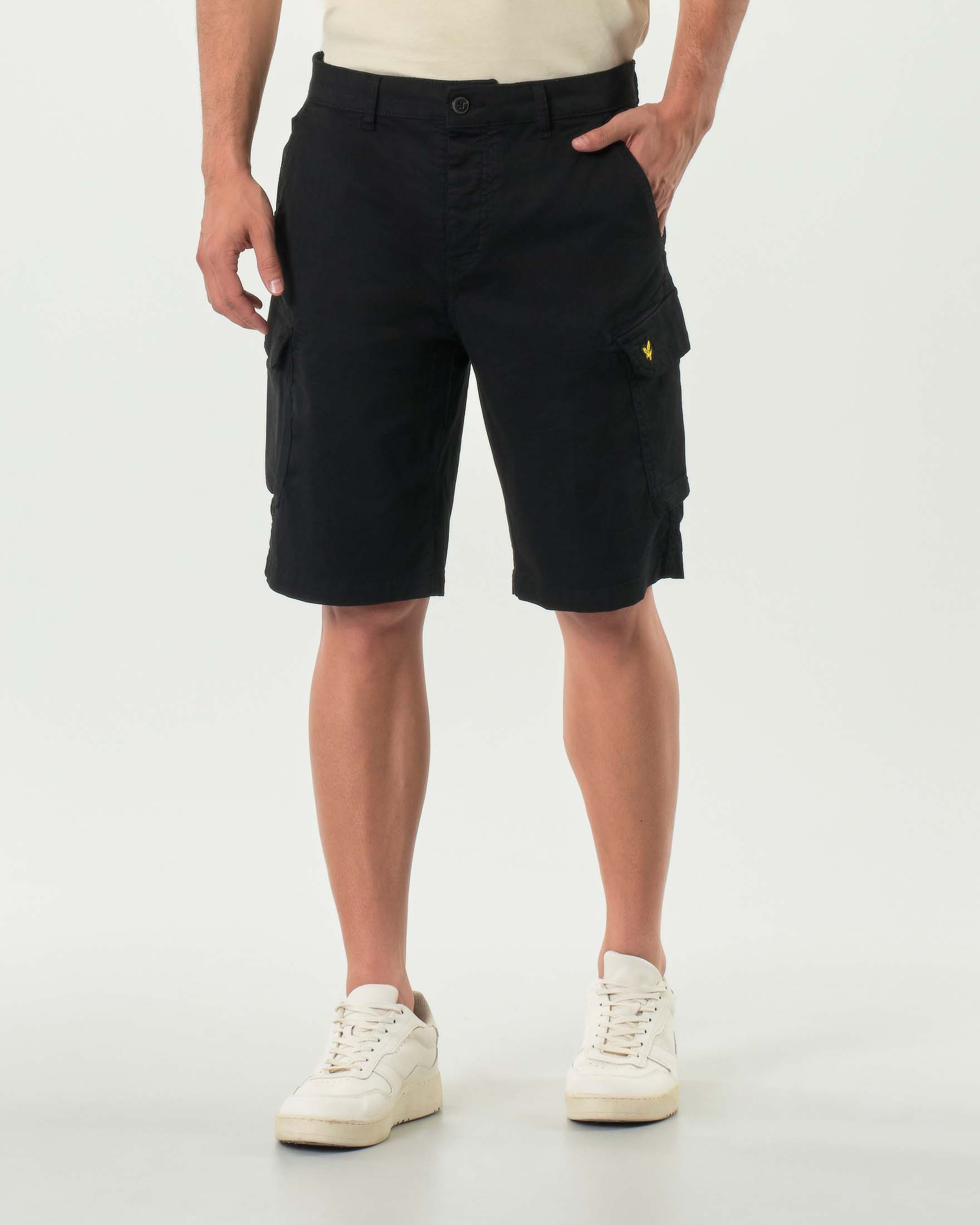 Bermuda cargo Lyle & Scott nero in gabardina di cotone stretch image