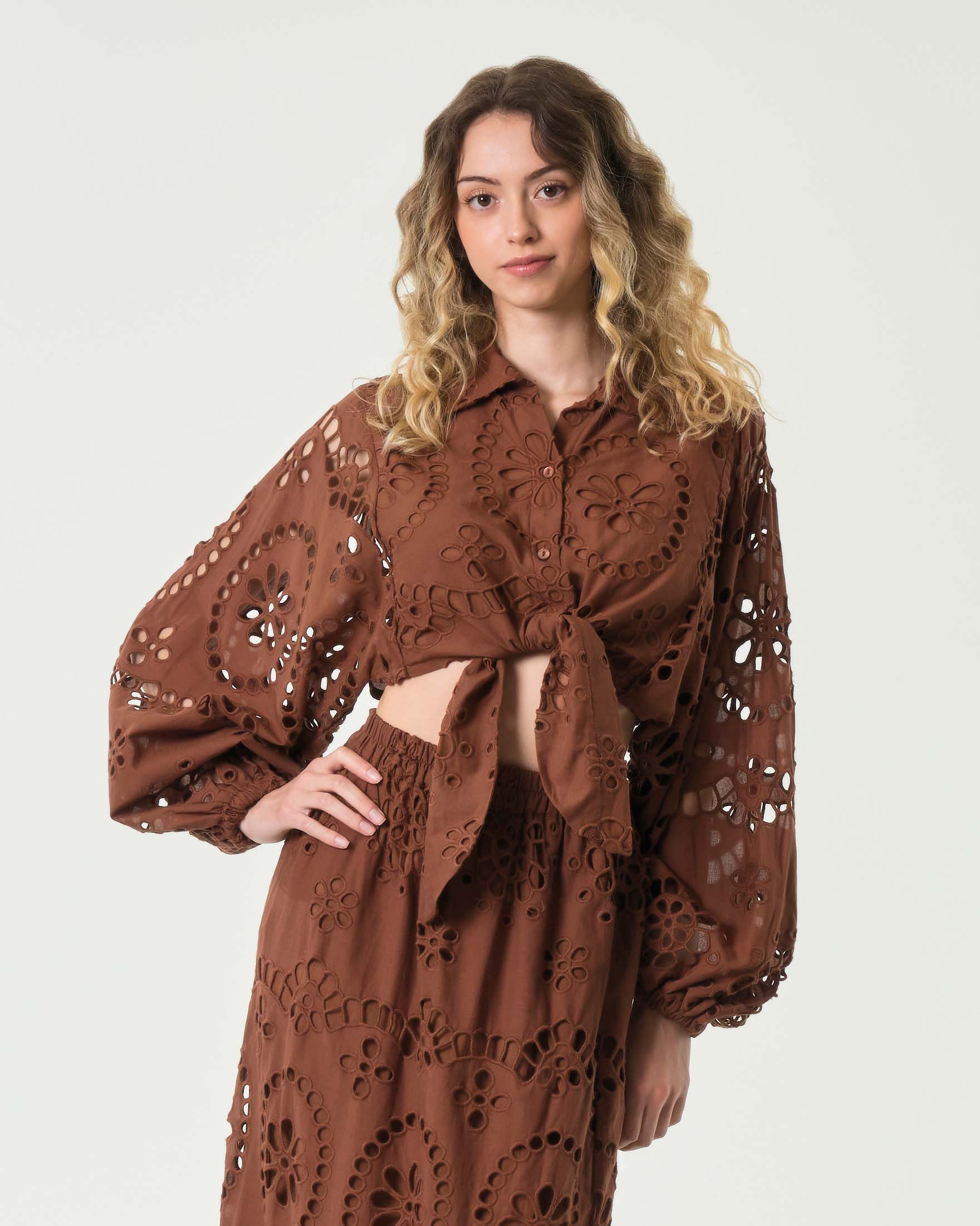 Camicia marrone cropped MC2 Saint Barth in pizzo sangallo con nodo di chiusura