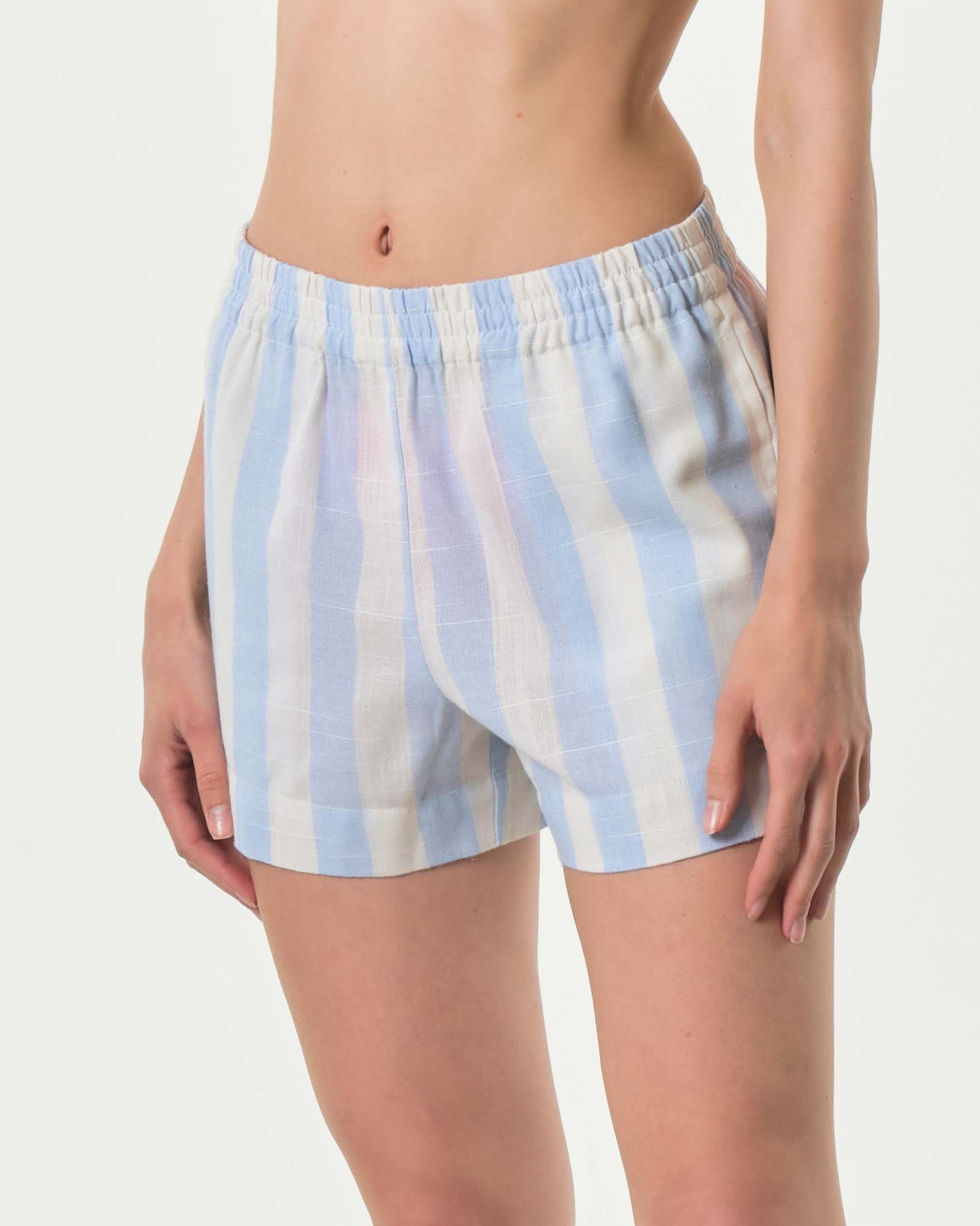 Pantaloni corti MC2 Saint Barth in misto cotone a righe bianche e azzurre con elastico in vita image