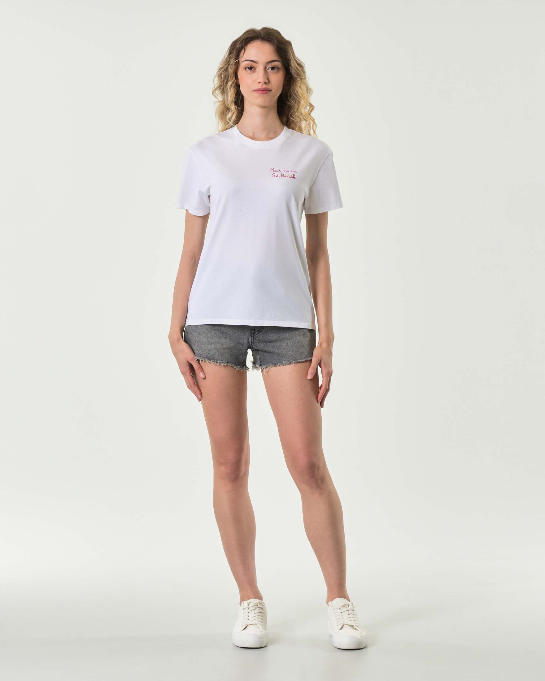 T-shirt bianca in cotone con scritta ricamata Meet me in St.Barth