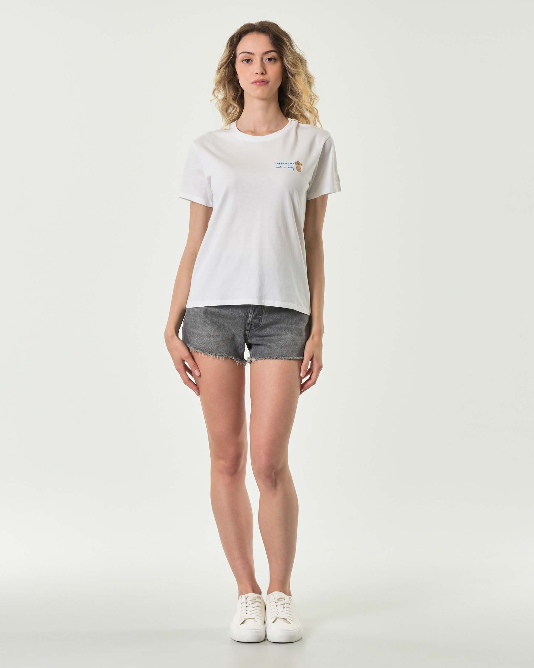 T-shirt bianca in cotone con scritta ricamata I need a toy not a boy
