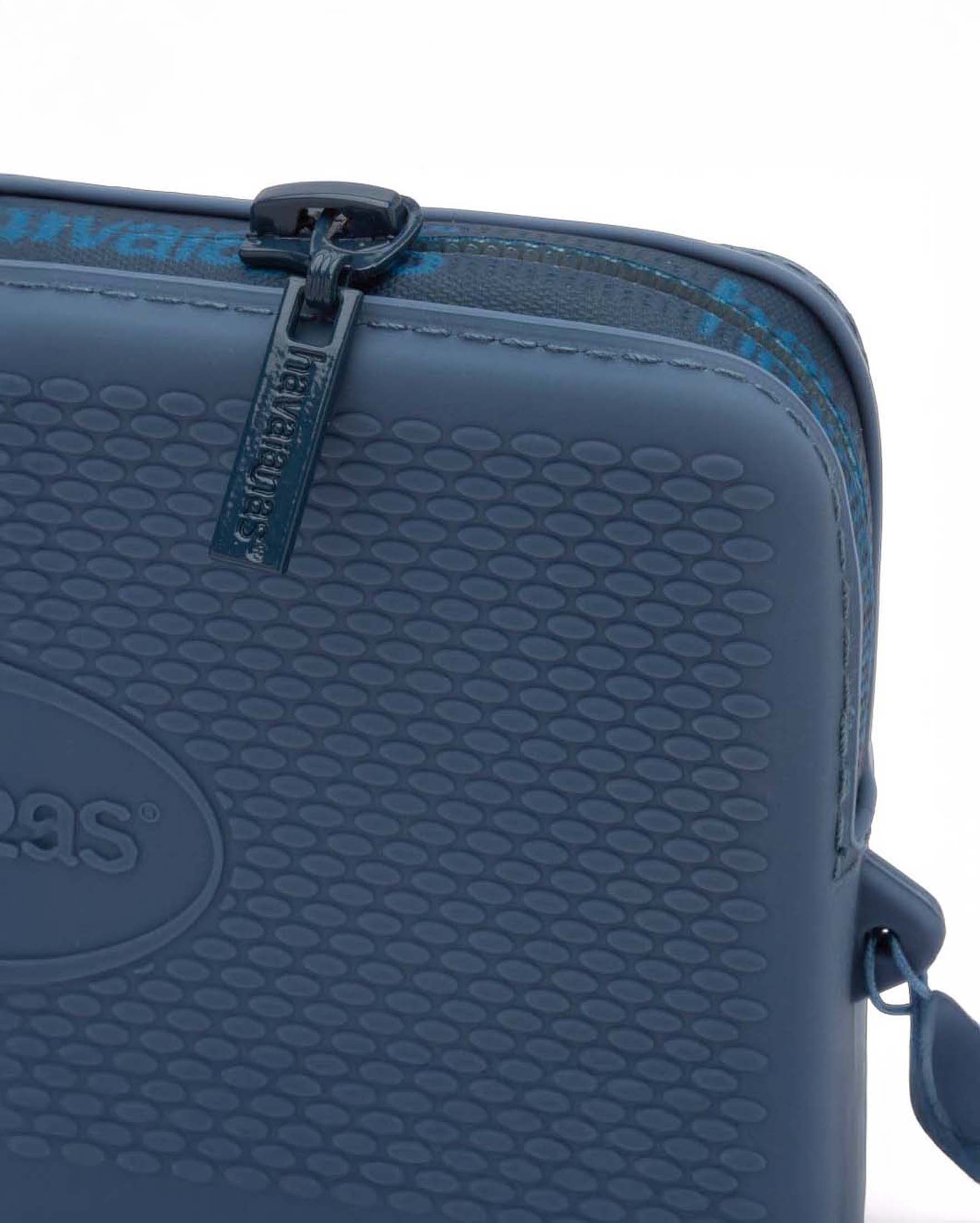 Mini Bag color avio a lavorazione grana di riso e maxi logo impresso tono su tono image