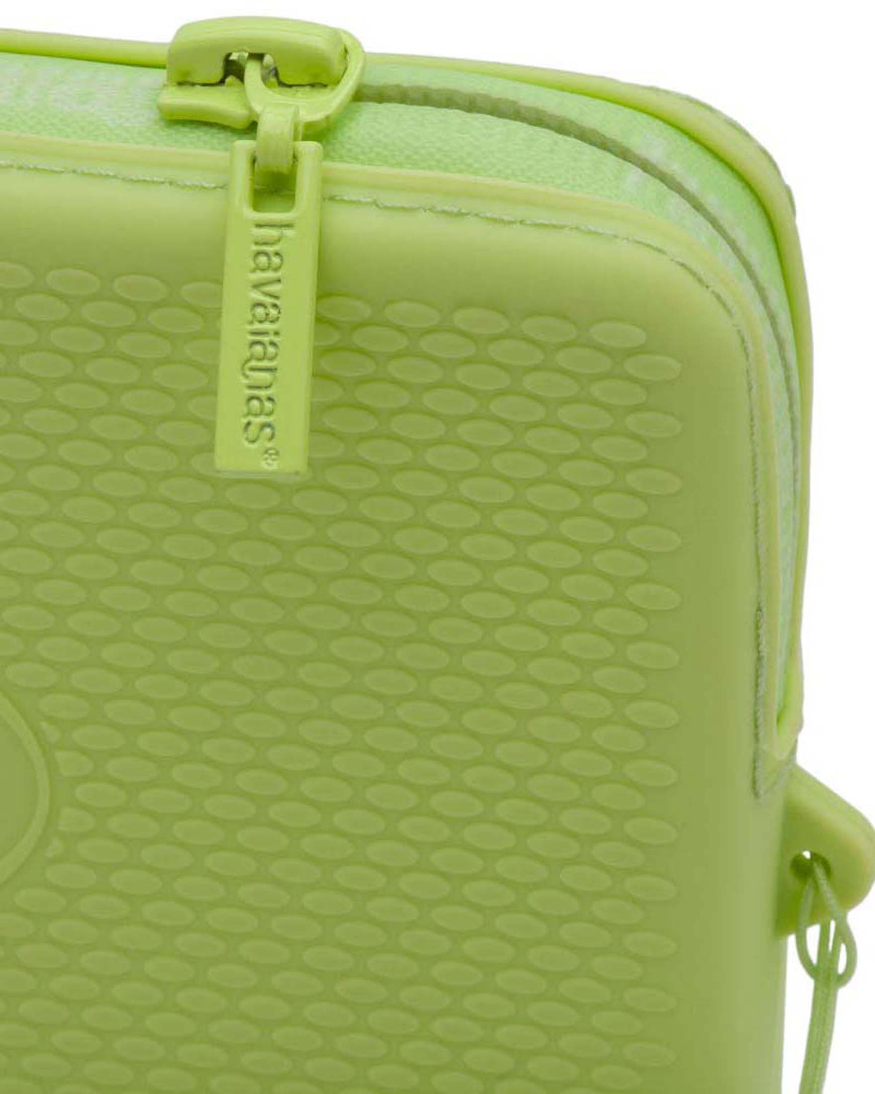 Mini Bag Havaianas verde a lavorazione grana di riso e maxi logo impresso tono su tono image