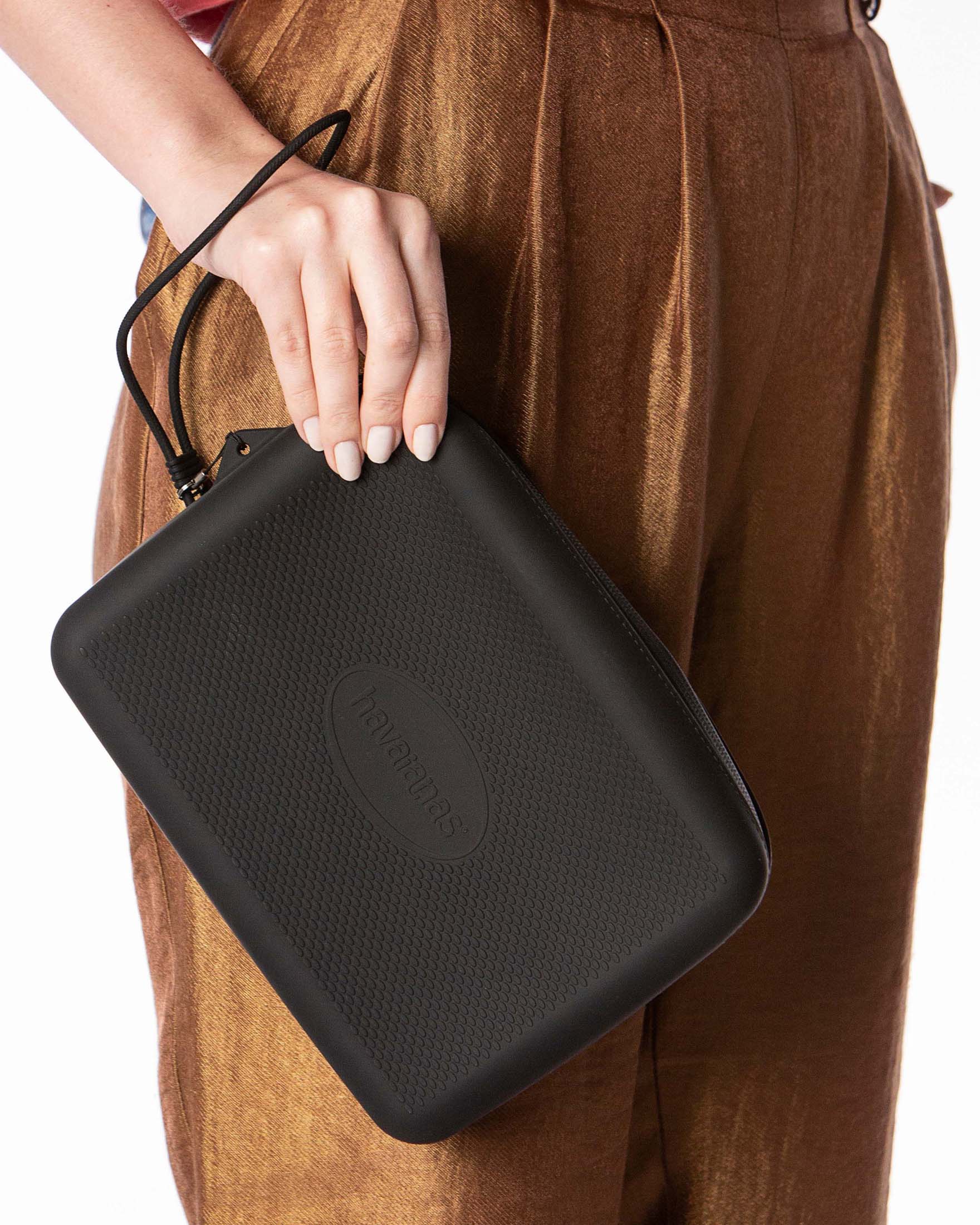 Havaianas Necessaire nera misura media con a lavorazione a grana di riso e logo in rilievo image