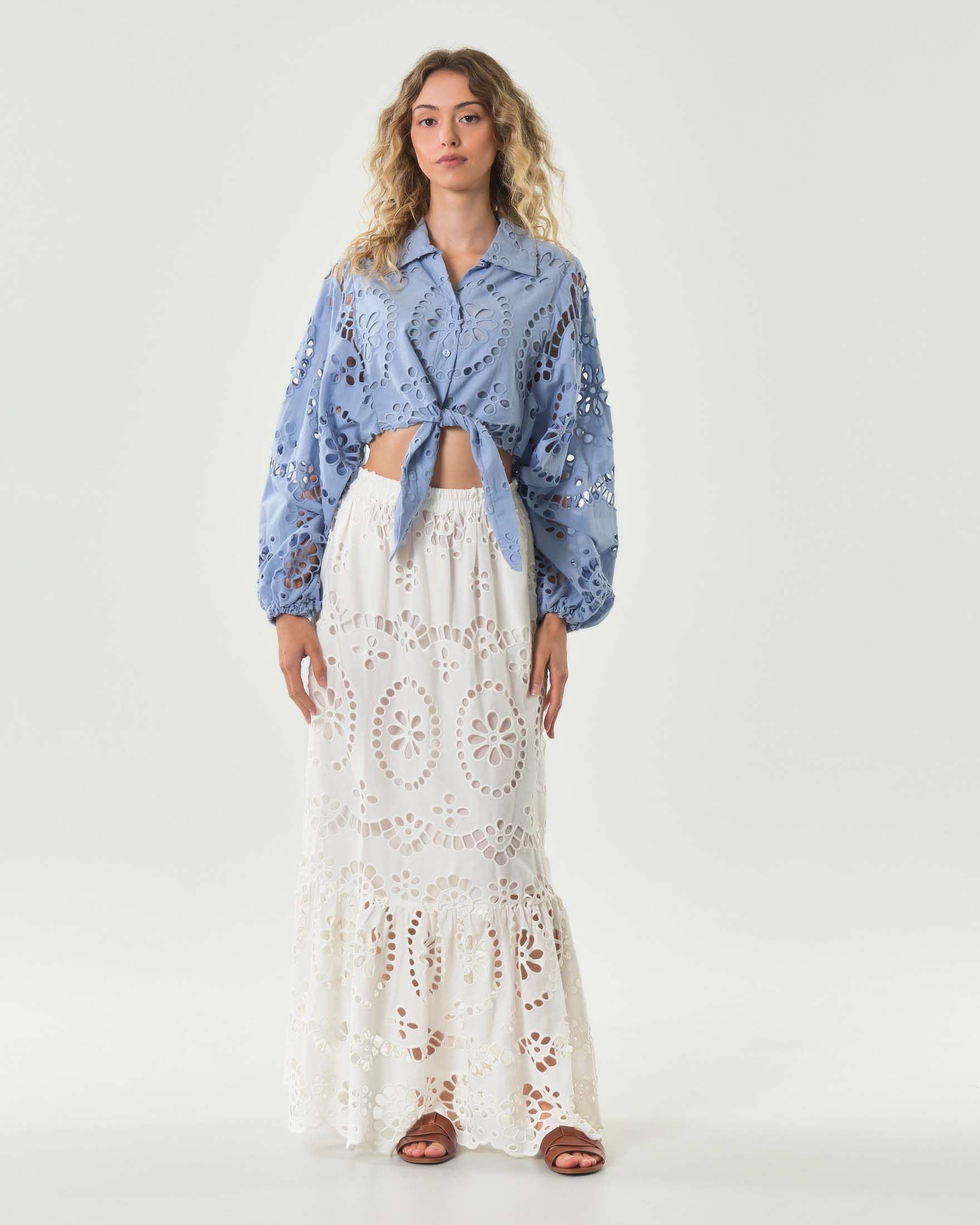 Camicia azzurra cropped MC2 Saint Barth in pizzo sangallo con nodo di chiusura