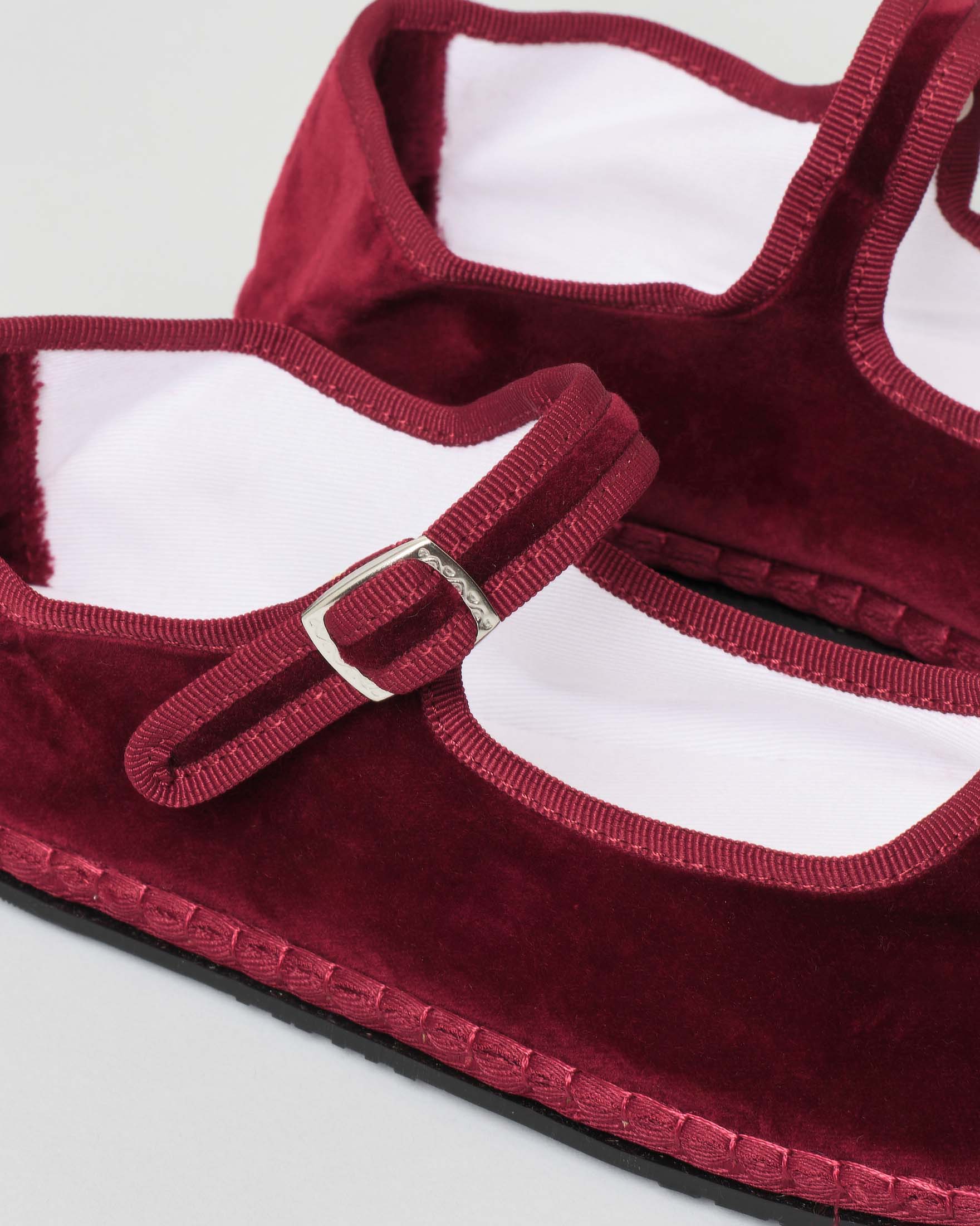 Friulane bordeaux in velluto di cotone con laccetto di chiusura image