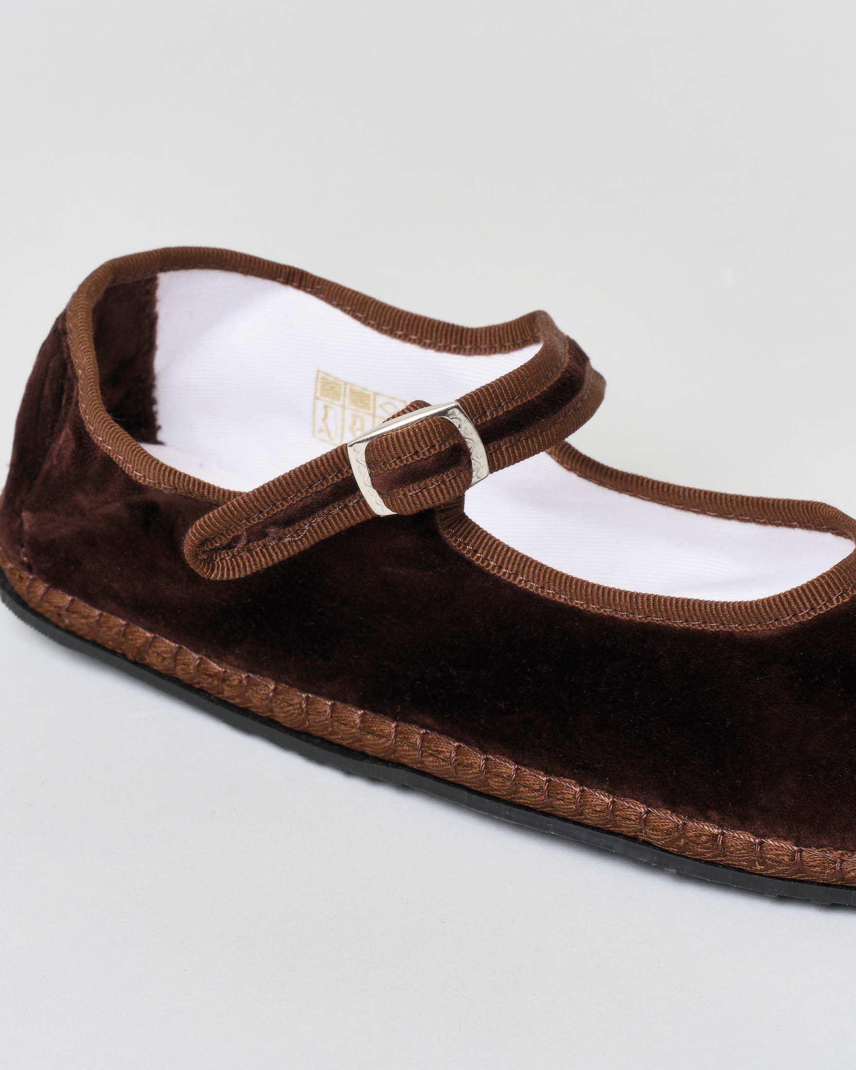 Friulane marroni in velluto di cotone con laccetto di chiusura image