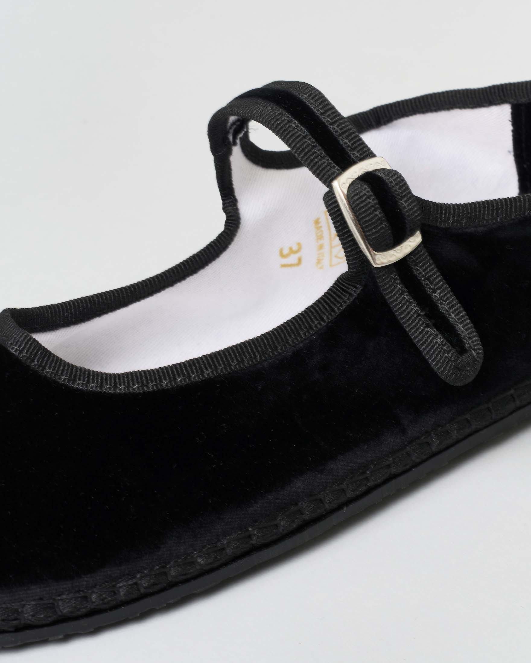 Friulane nere in velluto di cotone con laccetto di chiusura image