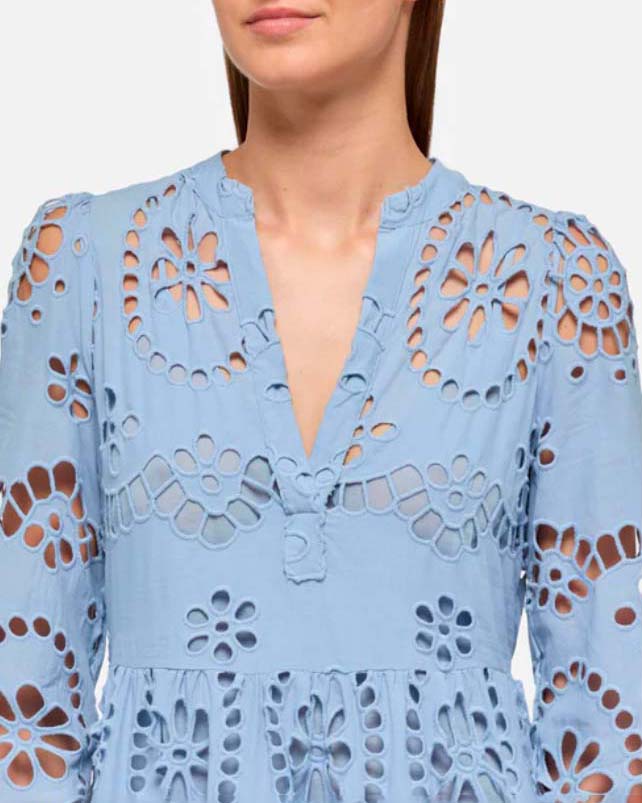 Abito lungo azzurro MC2 Saint Barth in pizzo Sangallo con maniche lunghe e scollo a V image