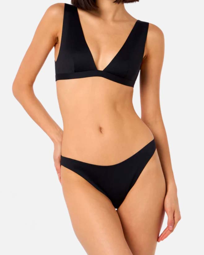 Bikini nero intero con profondo scollo e taglio a vivo