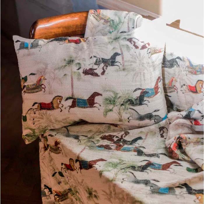 Plaid Paseo in cotone color crema con stampa cavalli multicolor