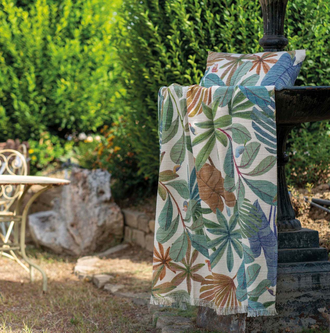 Plaid Mindo in cotone color crema con stampa fogliame multicolor