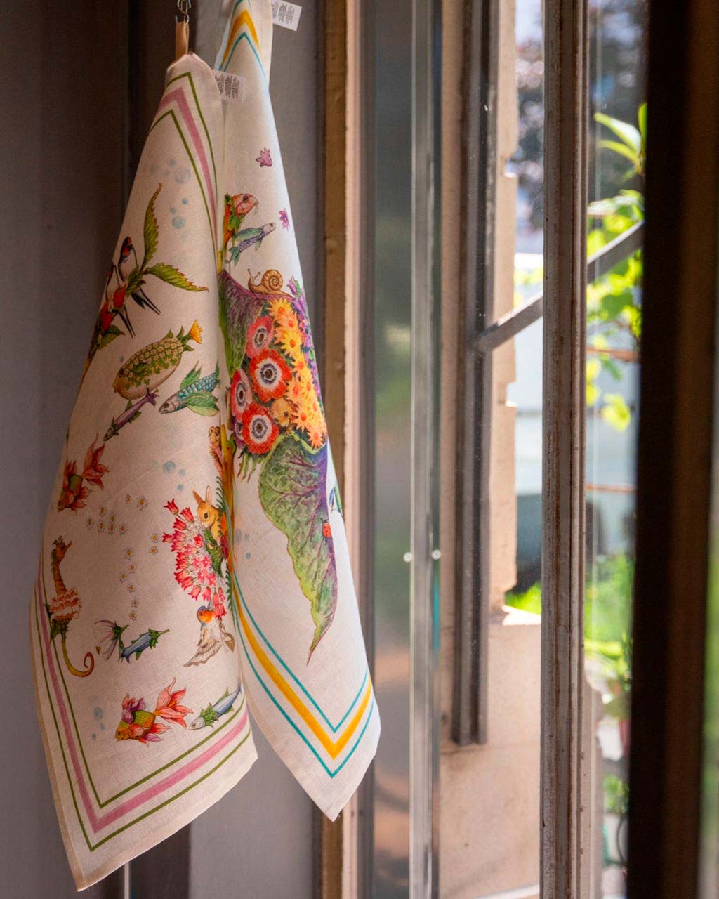 Canovaccio Pesciflora in lino bianco con stampa animali adornati di fiori multicolor e contorno rosa e verde image