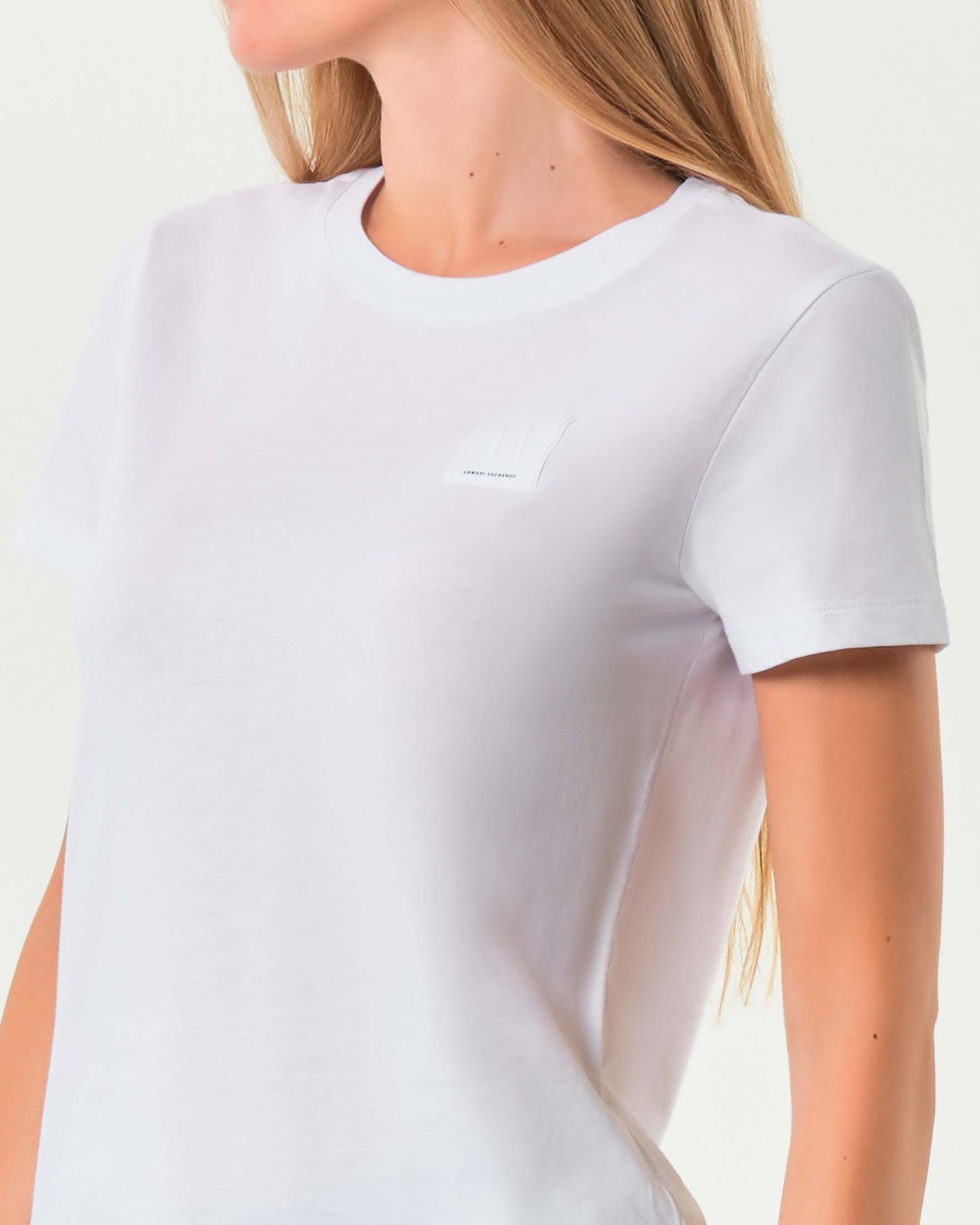 T-shirt bianca in cotone Armani Exchange con patch logo in gomma tono su tono sul petto image