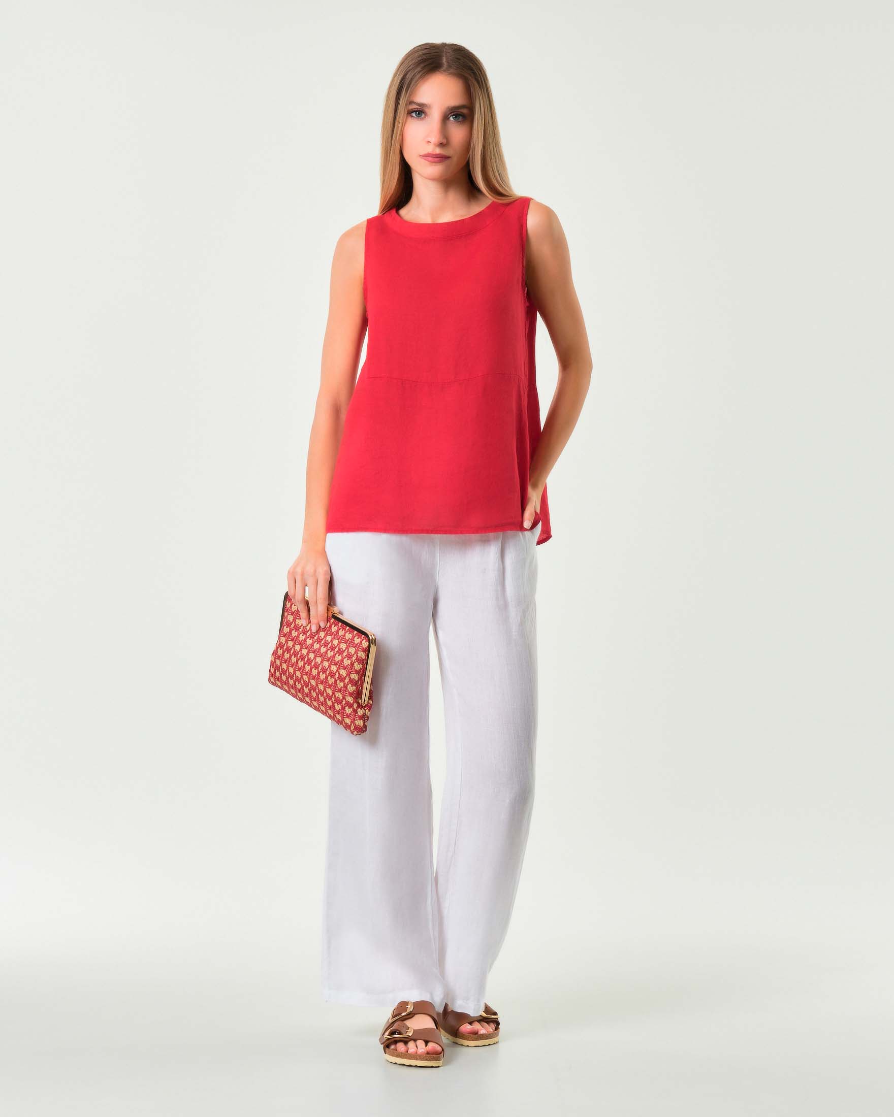 Top smanicato rosso in lino con scollo a barchetta e bottoni lungo la schiena