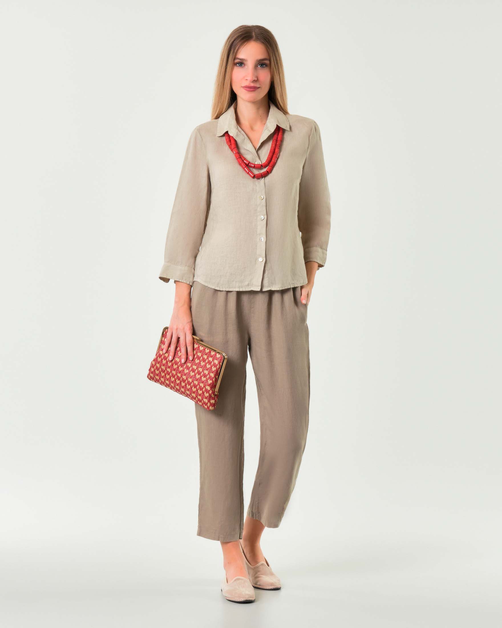 Camicia beige in puro lino con colletto classico e apertura a V