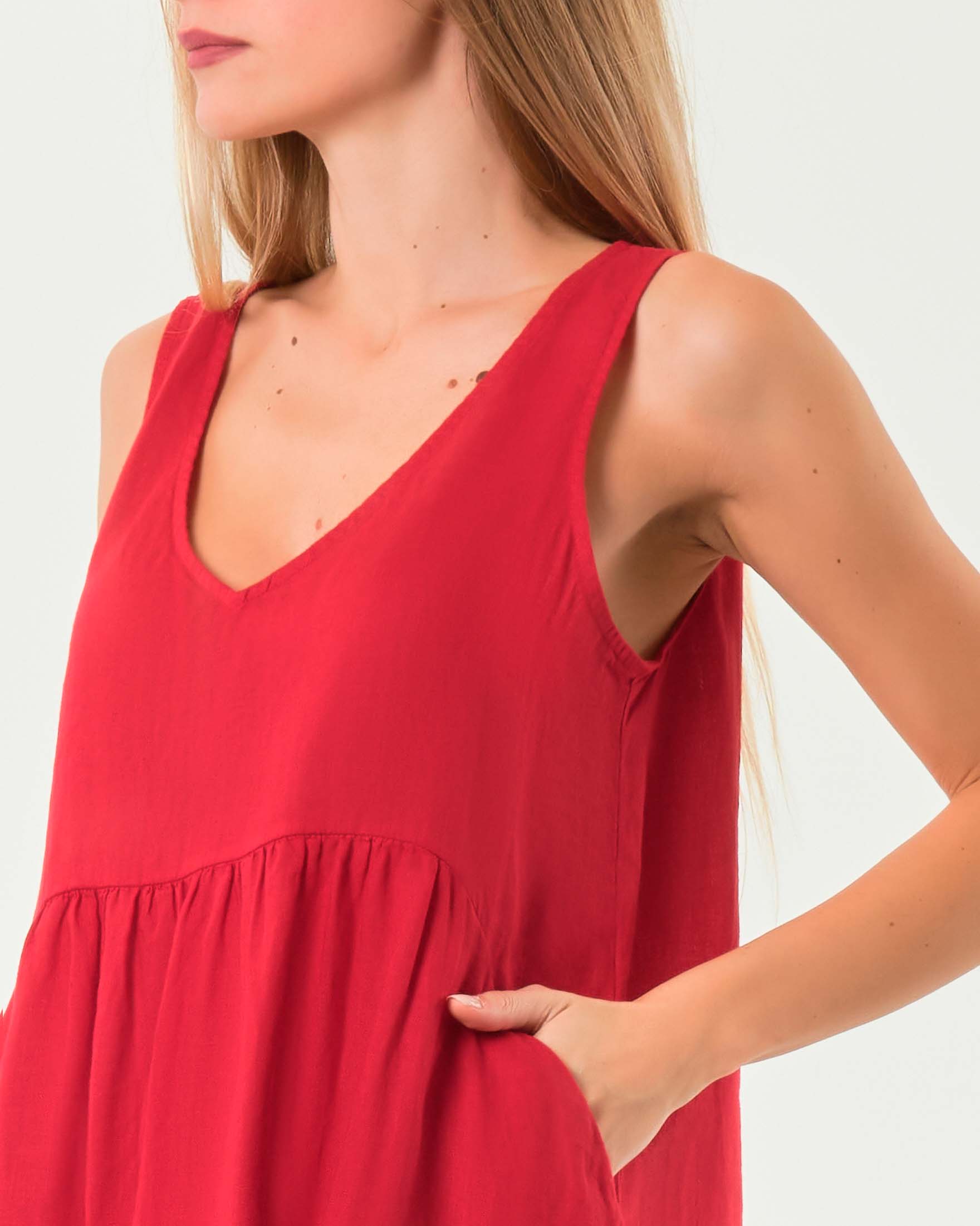 Abito corto rosso in lino senza maniche con scollo a V e arricciatura image