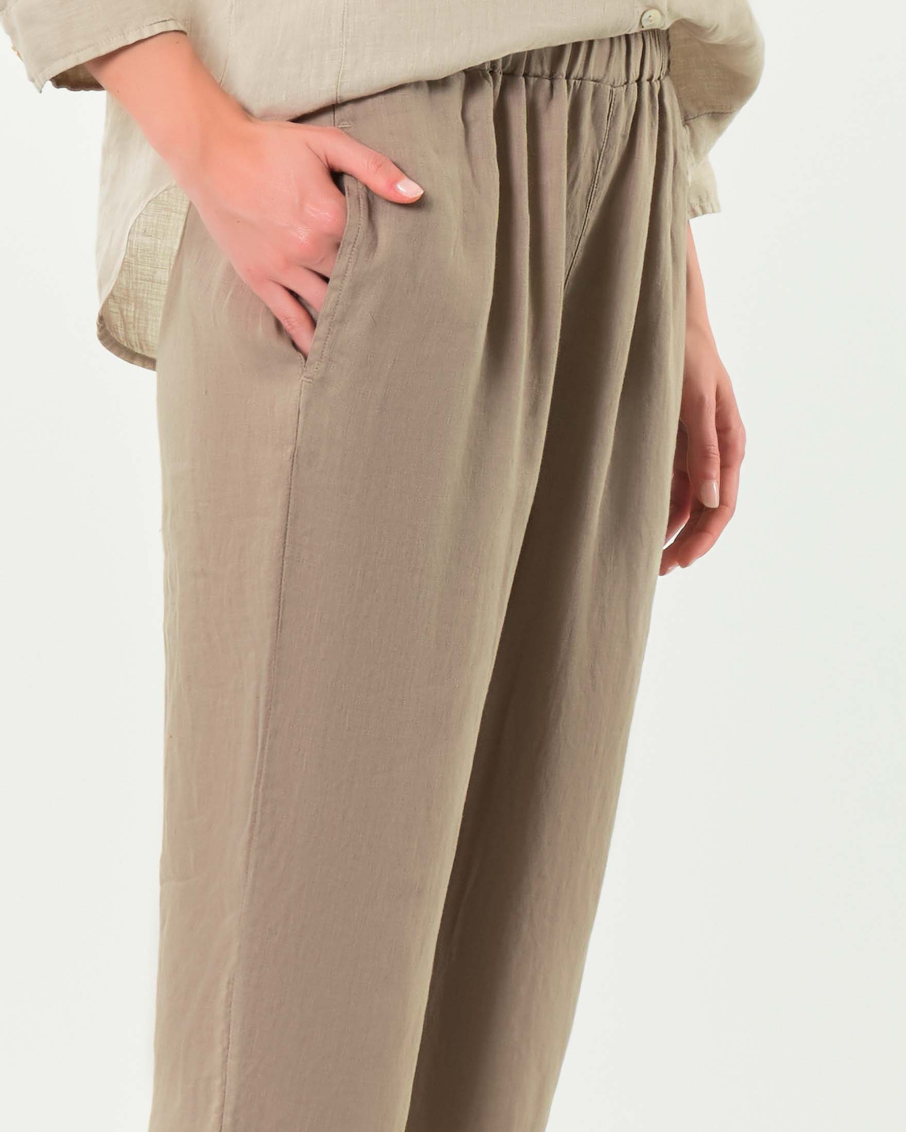 Pantaloni color fango in lino a gamba dritta dal taglio cropped con coulisse interna