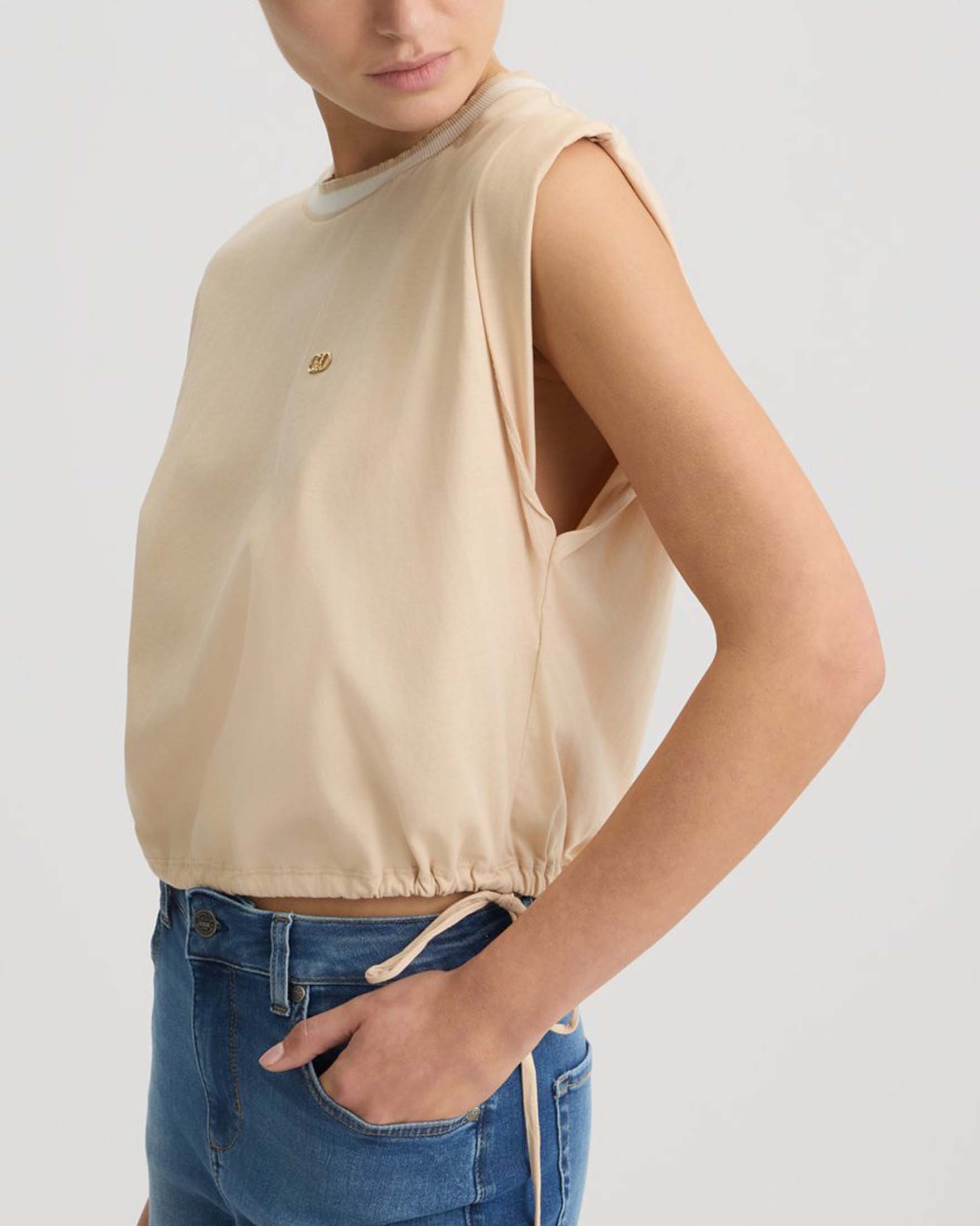 T-shirt beige cropped Liu Jo Sport senza maniche con coulisse al fondo e scollo bicolore image
