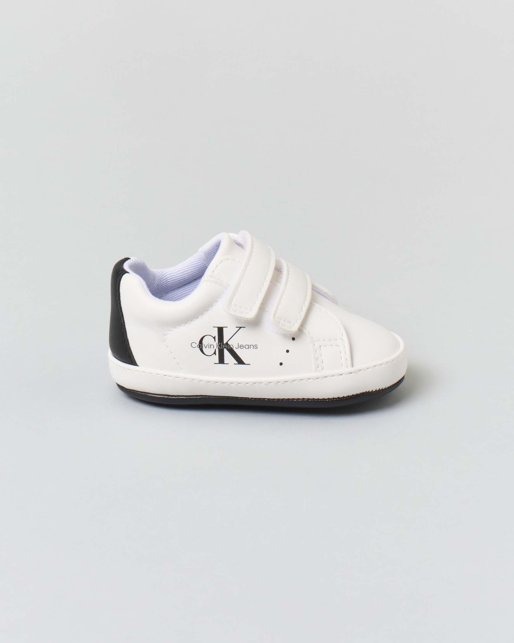 Sneakers bianche Calvin Klein in ecopelle con chiusura a velcro e dettagli neri