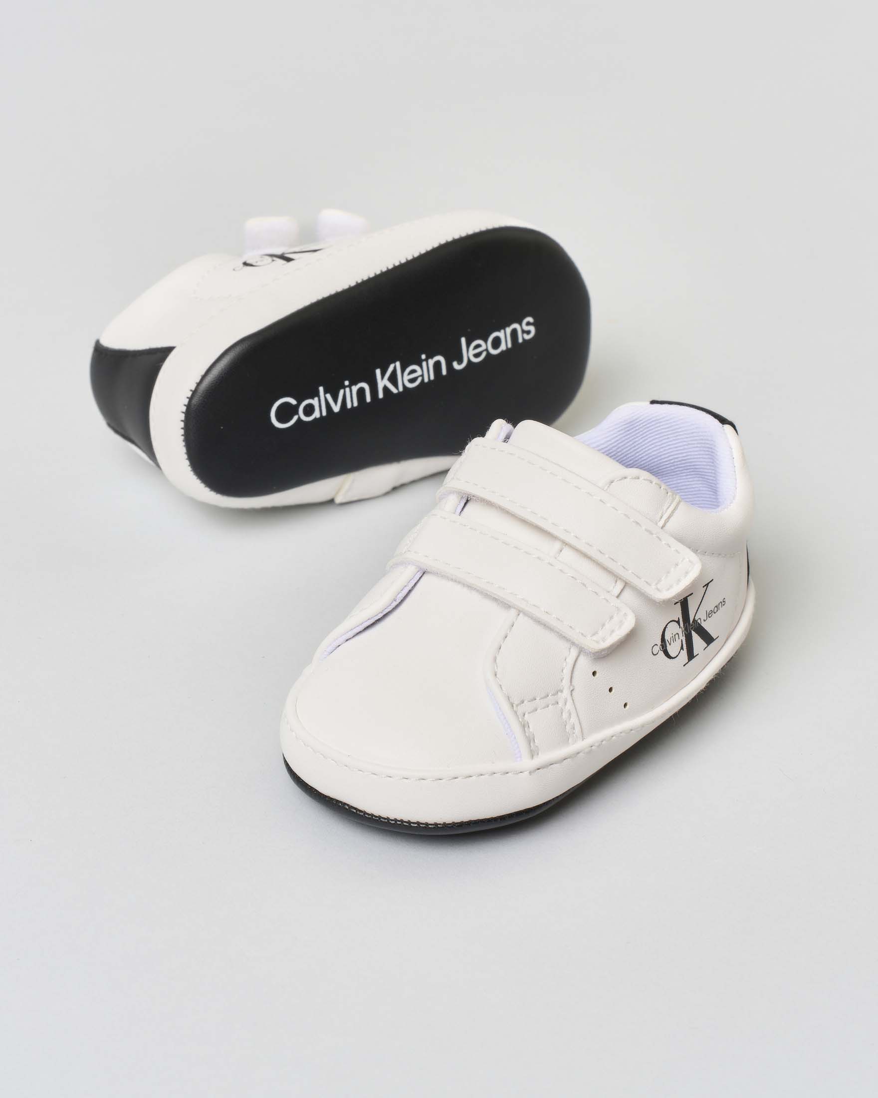 Sneakers bianche Calvin Klein in ecopelle con chiusura a velcro e dettagli neri image