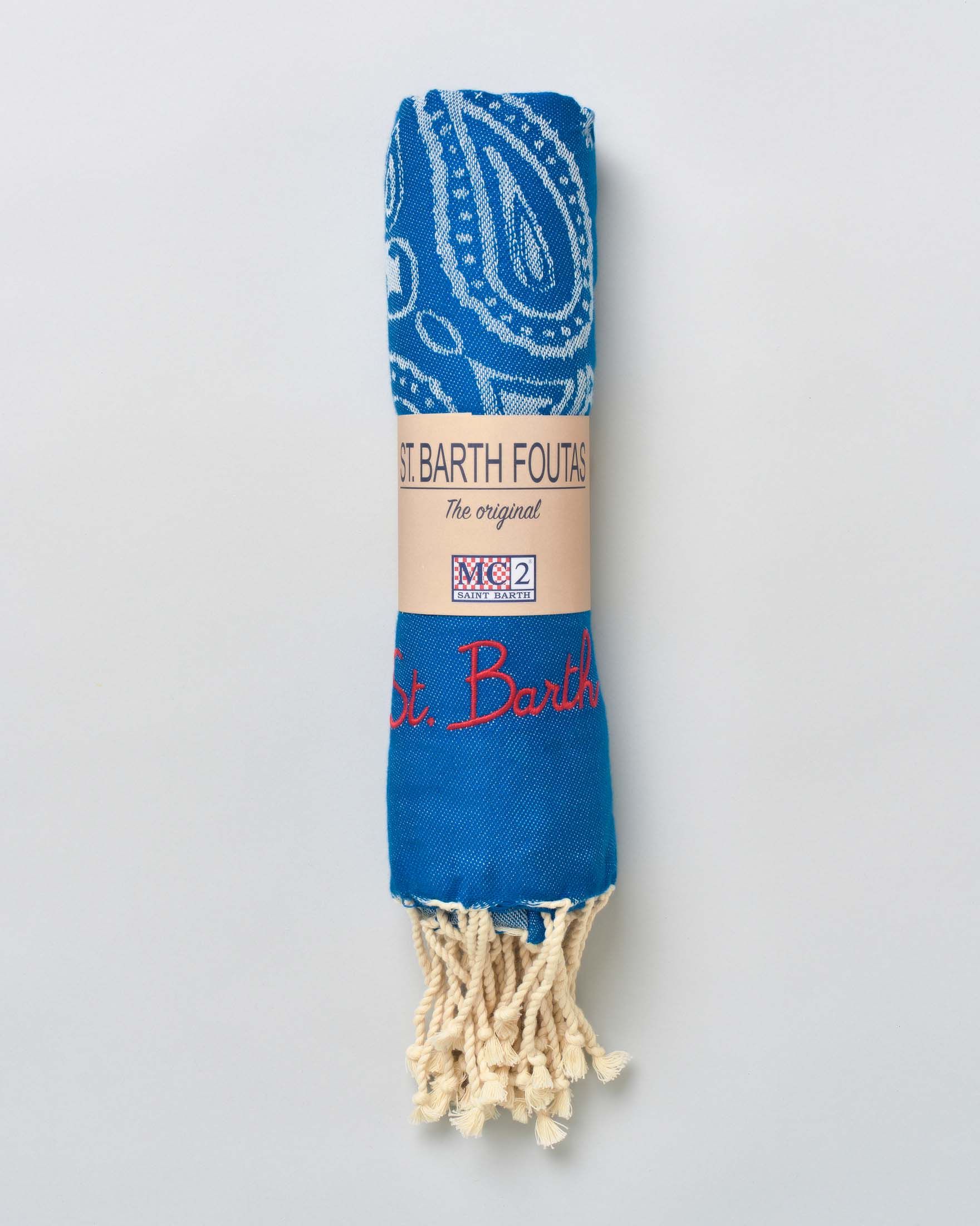 Telo mare celeste in cotone a fantasia bandana con frange al fondo e scritta logo ricamata