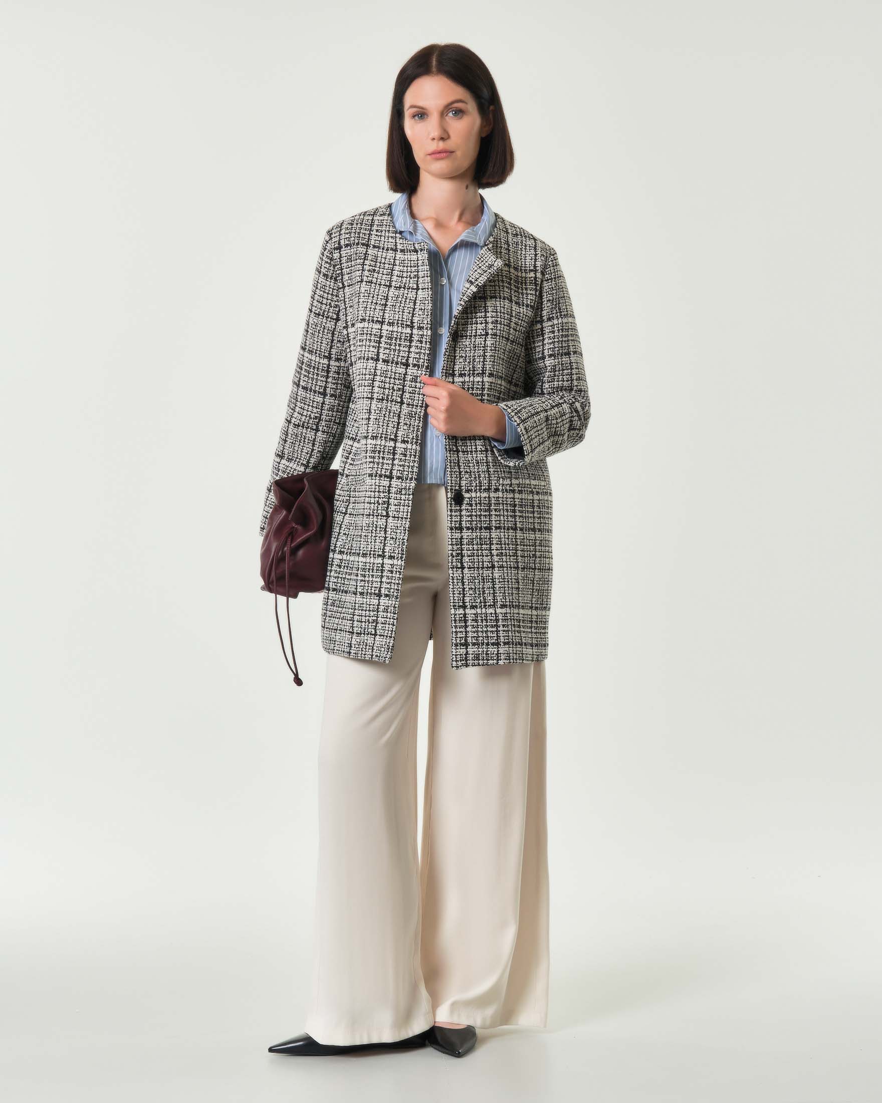 Caban midi bianco e nero in stuoia di misto cotone con scollo tondo