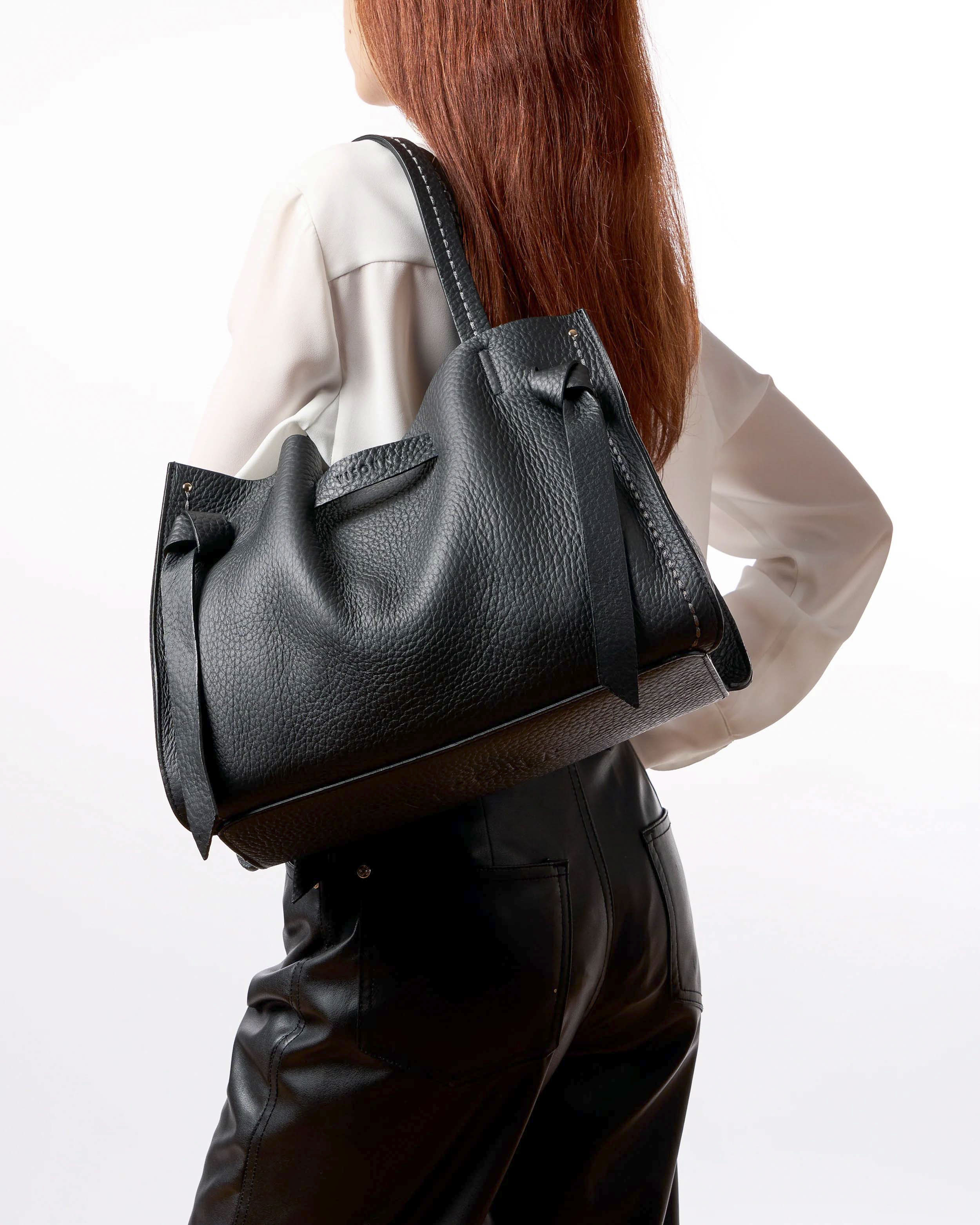 Borsa nera grande Visonà in pelle martellata con inserto abbinato a nodi e impunture a contrasto image