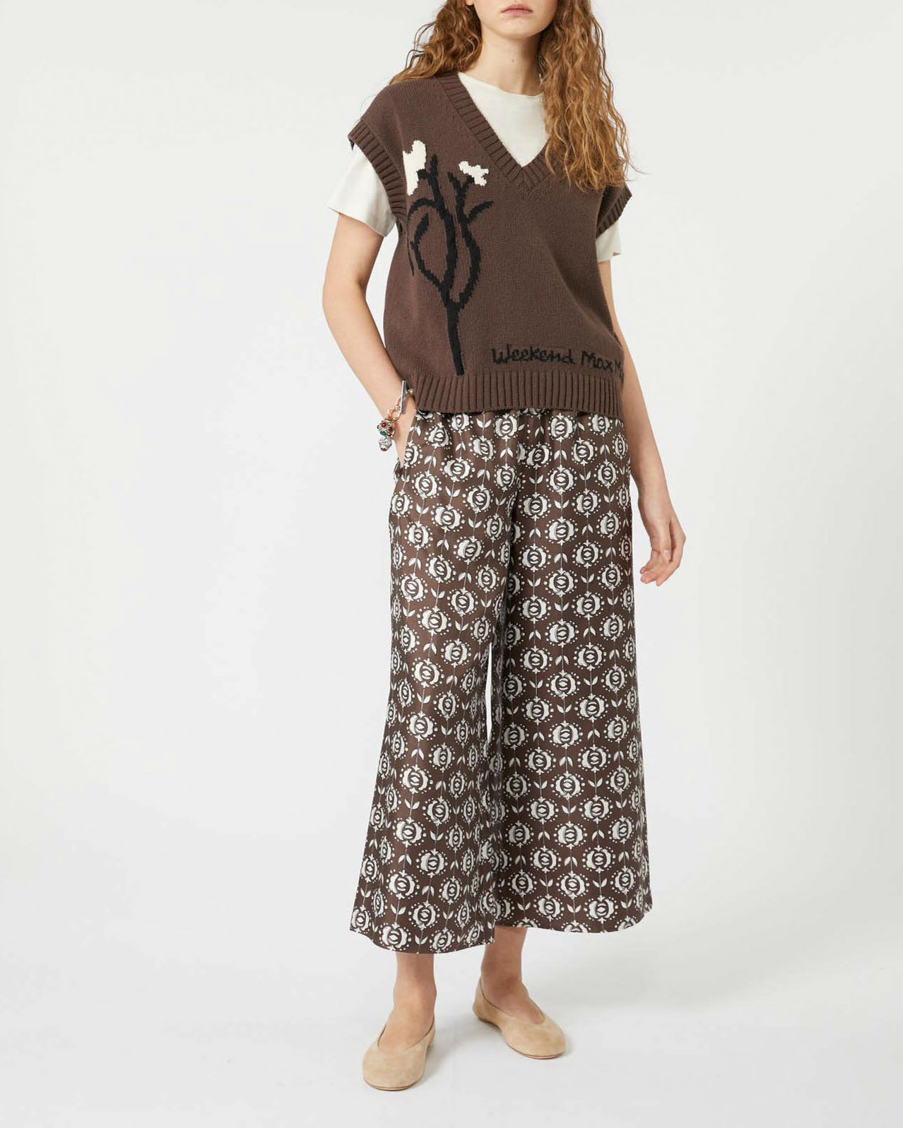 Pantaloni cropped Weekend Max Mara in seta marrone a fantasia fiori bianchi