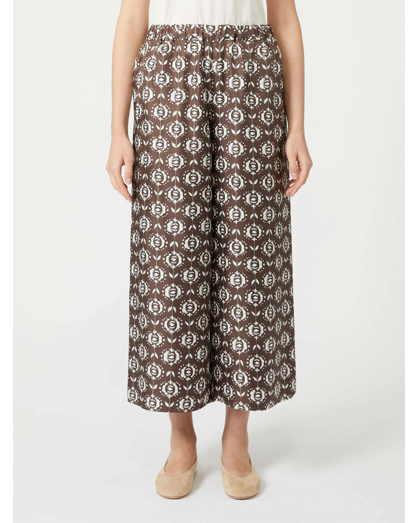 Pantaloni cropped Weekend Max Mara in seta marrone a fantasia fiori bianchi image