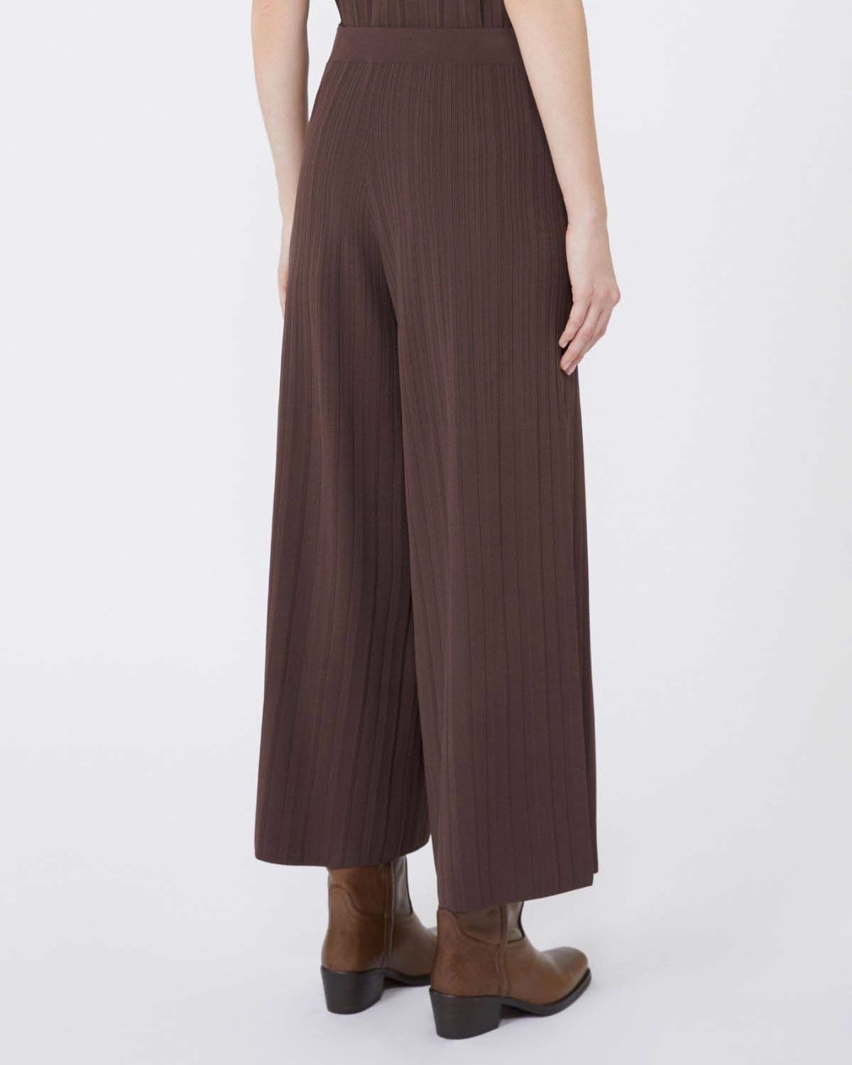 Pantaloni marroni cropped ampi Weekend Max Mara in maglia di