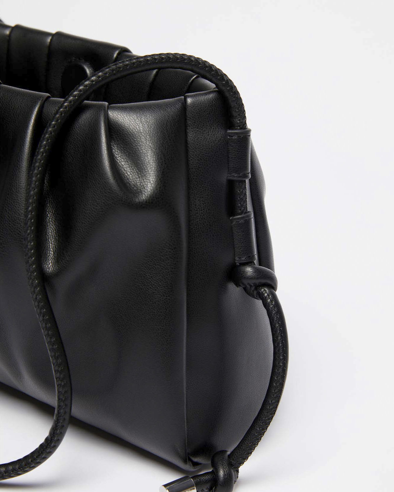 Borsa a tracolla nera in similpelle MM Max Mara con arricciatura
