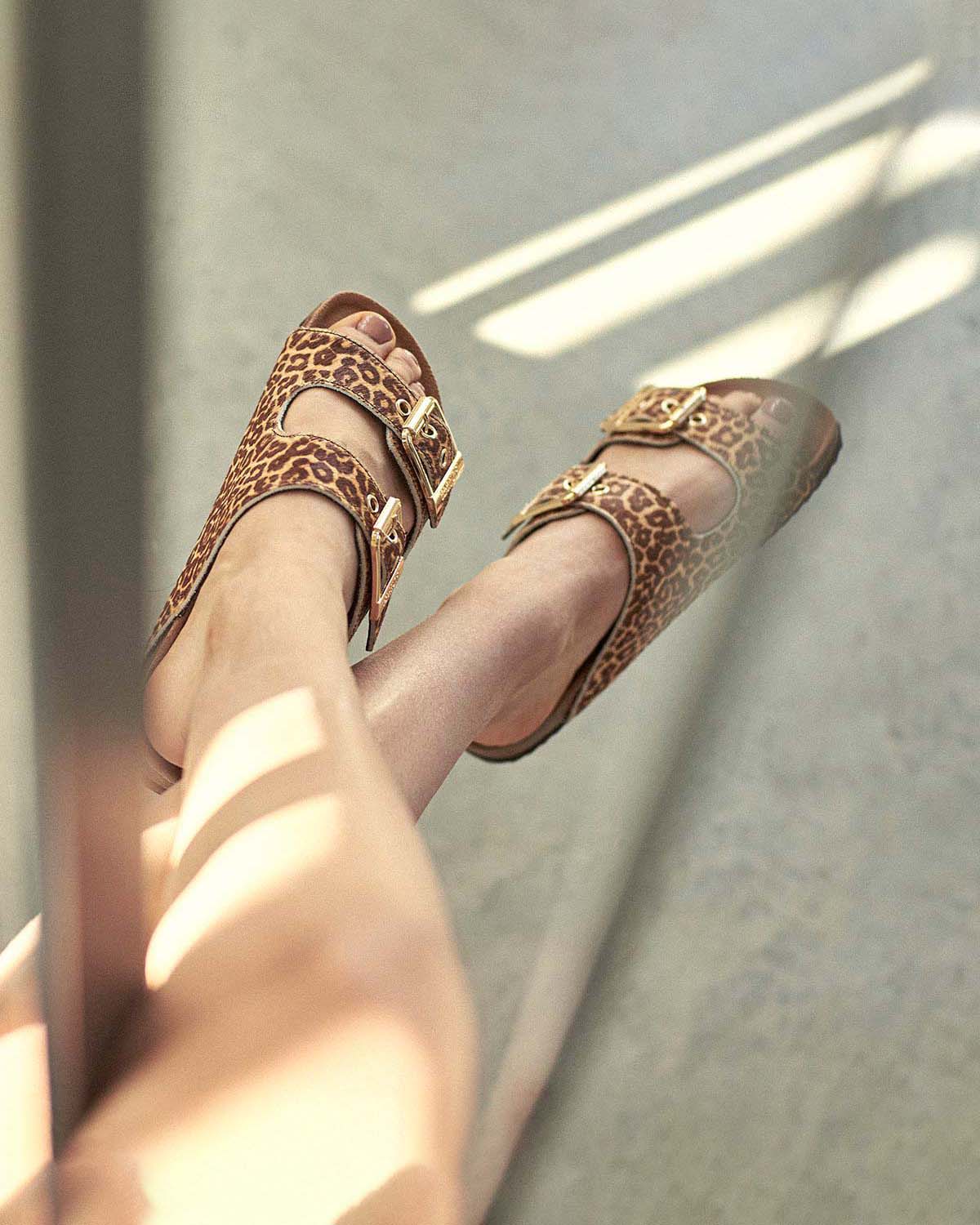 Sandali in cavallino a stampa animalier Colors of California con doppia fascetta e fibbie di chiusura in metallo dorate image